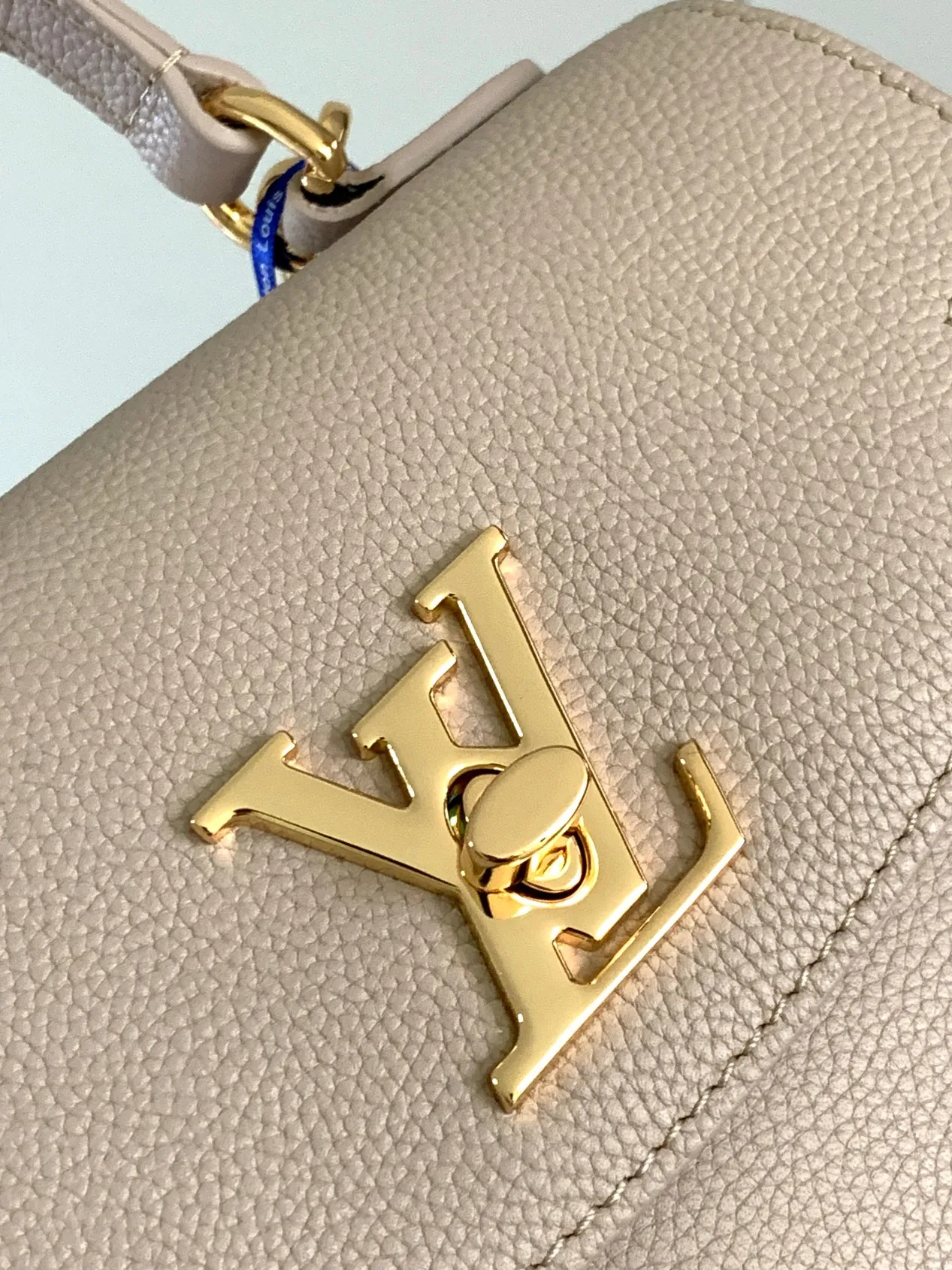 P1440【Original Leather💋M21052 Elephant Gray】This season, the small and exquisite Lockme Ever handbag is dyed in a fashionable new color of grained cow leather. Exquisite lines and the iconic LV padlock convey a trendy style. The elegant woven chain strap allows you to choose between cross-body or shoulder carry, and the top handle makes holding it more gentle. It is a perfect choice for carrying around day and night.   Detailed features 23 x 17x10 cm (length x height x width)