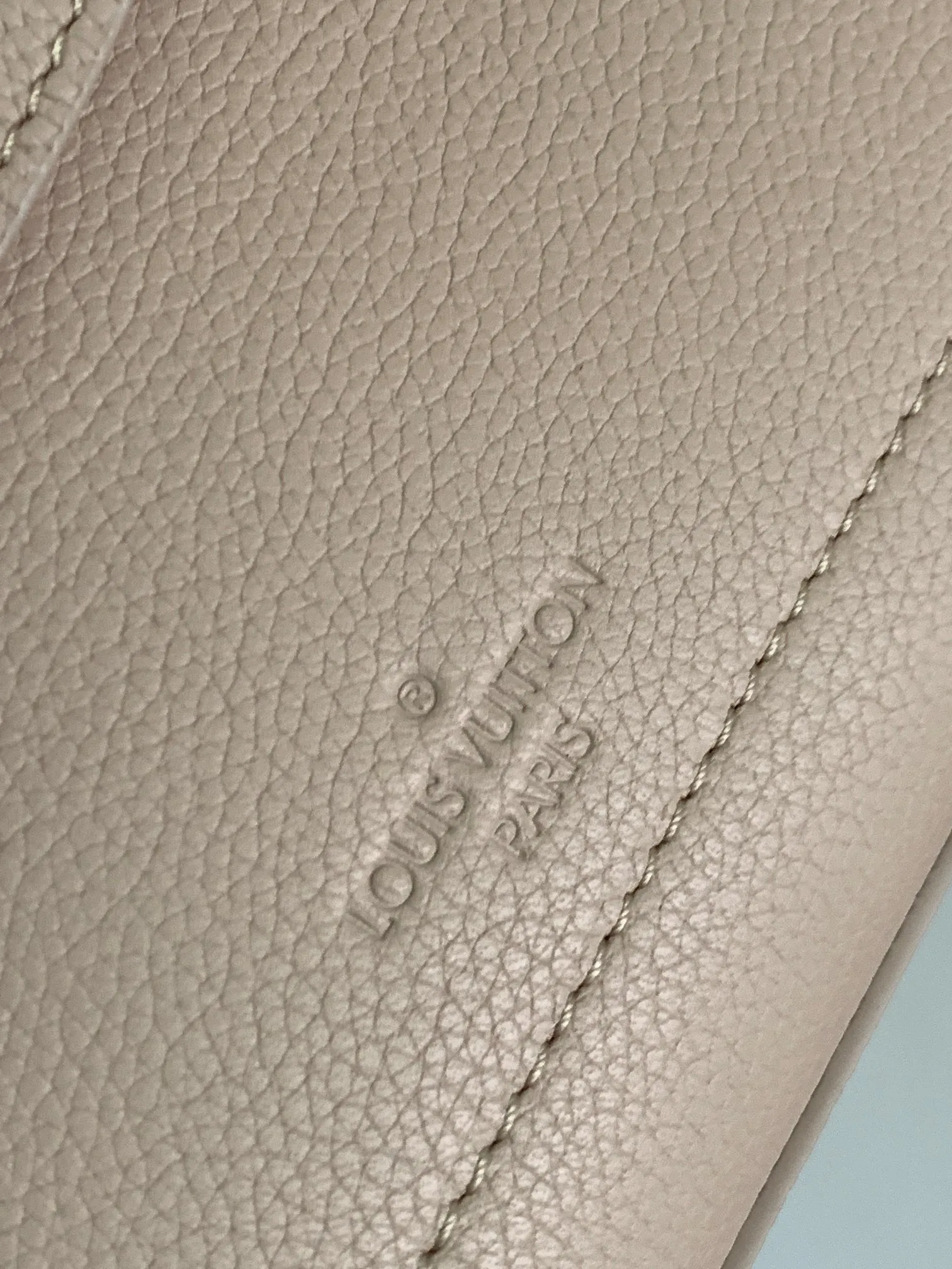 P1440【Original Leather💋M21052 Elephant Gray】This season, the small and exquisite Lockme Ever handbag is dyed in a fashionable new color of grained cow leather. Exquisite lines and the iconic LV padlock convey a trendy style. The elegant woven chain strap allows you to choose between cross-body or shoulder carry, and the top handle makes holding it more gentle. It is a perfect choice for carrying around day and night.   Detailed features 23 x 17x10 cm (length x height x width)