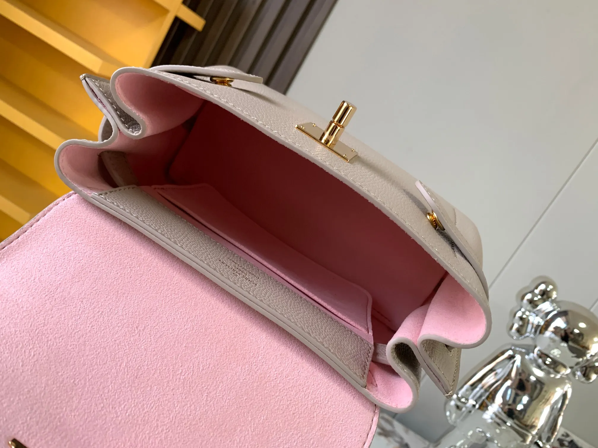 P1440【Original Leather💋M21052 Elephant Gray】This season, the small and exquisite Lockme Ever handbag is dyed in a fashionable new color of grained cow leather. Exquisite lines and the iconic LV padlock convey a trendy style. The elegant woven chain strap allows you to choose between cross-body or shoulder carry, and the top handle makes holding it more gentle. It is a perfect choice for carrying around day and night.   Detailed features 23 x 17x10 cm (length x height x width)