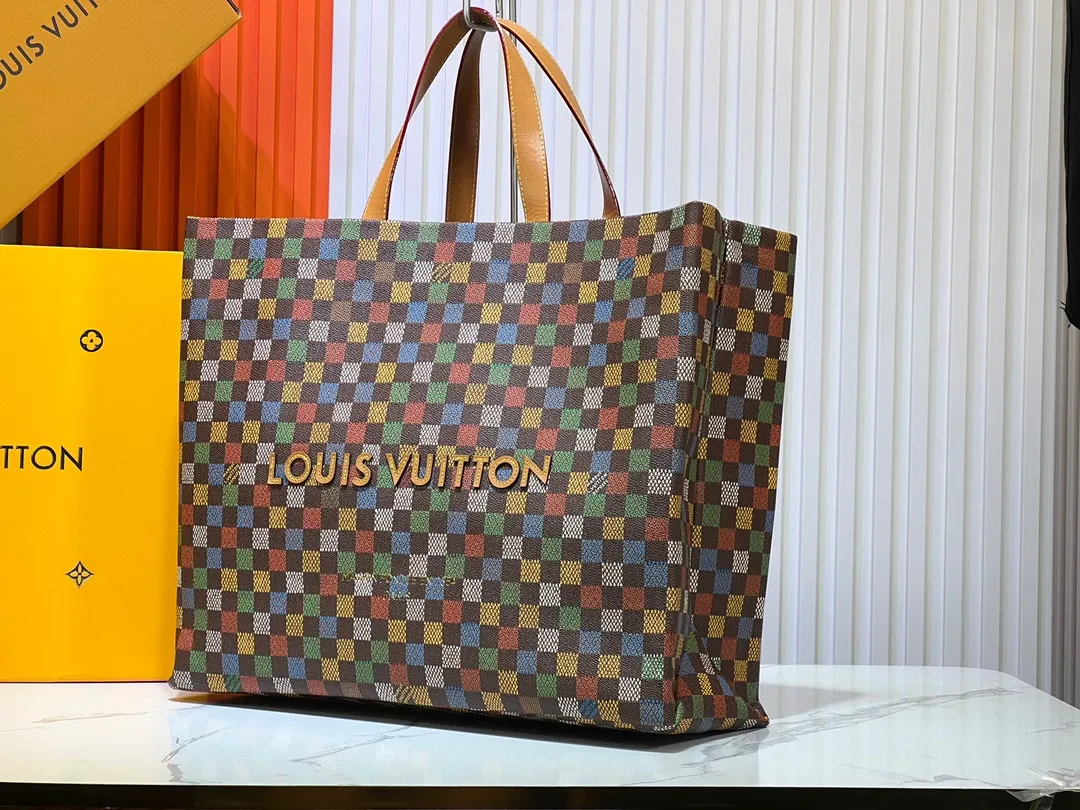Batch 340💰M24457 Black Orange Blue Green Gray Presbyopic Plaid Black Crocodile Orange Crocodile Pattern 9 Colors ✔️ This Shopper medium handbag draws inspiration from Louis Vuitton shopping bags, with the words Louis Vuitton and Maison Fondée En 1854 written on soft cow leather, with a top handle and a detachable shoulder strap. Size: 40x32x16cm