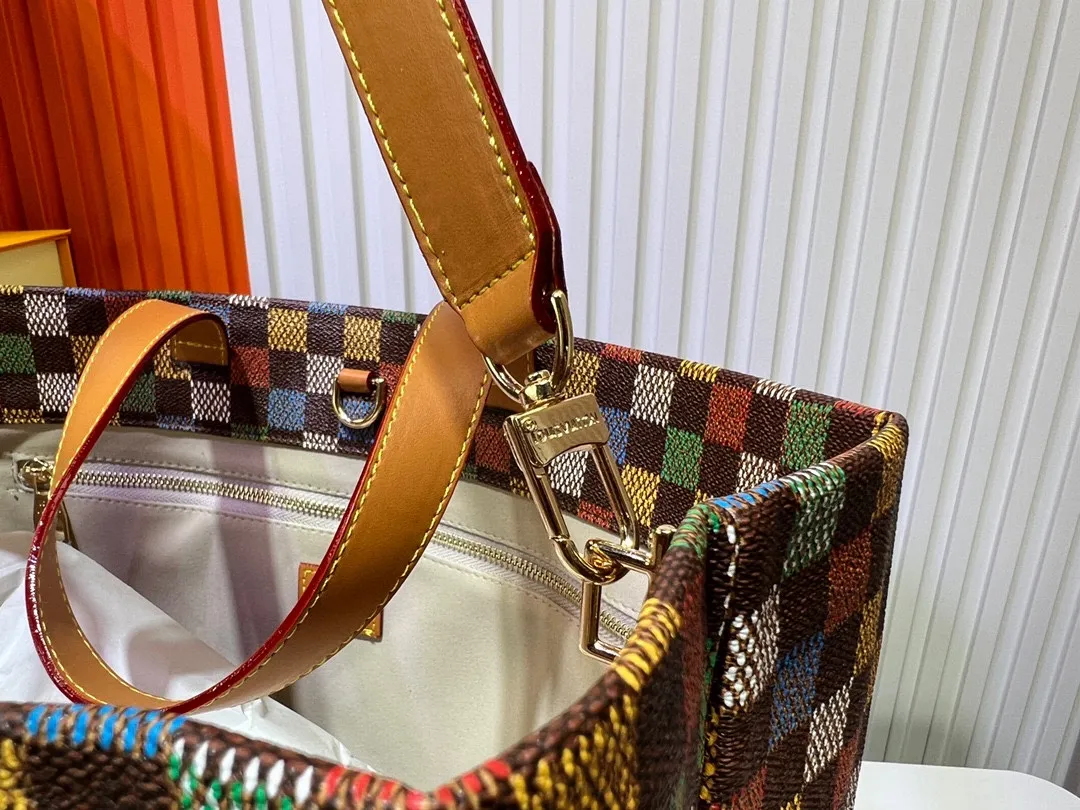 Batch 340💰M24457 Black Orange Blue Green Gray Presbyopic Plaid Black Crocodile Orange Crocodile Pattern 9 Colors ✔️ This Shopper medium handbag draws inspiration from Louis Vuitton shopping bags, with the words Louis Vuitton and Maison Fondée En 1854 written on soft cow leather, with a top handle and a detachable shoulder strap. Size: 40x32x16cm