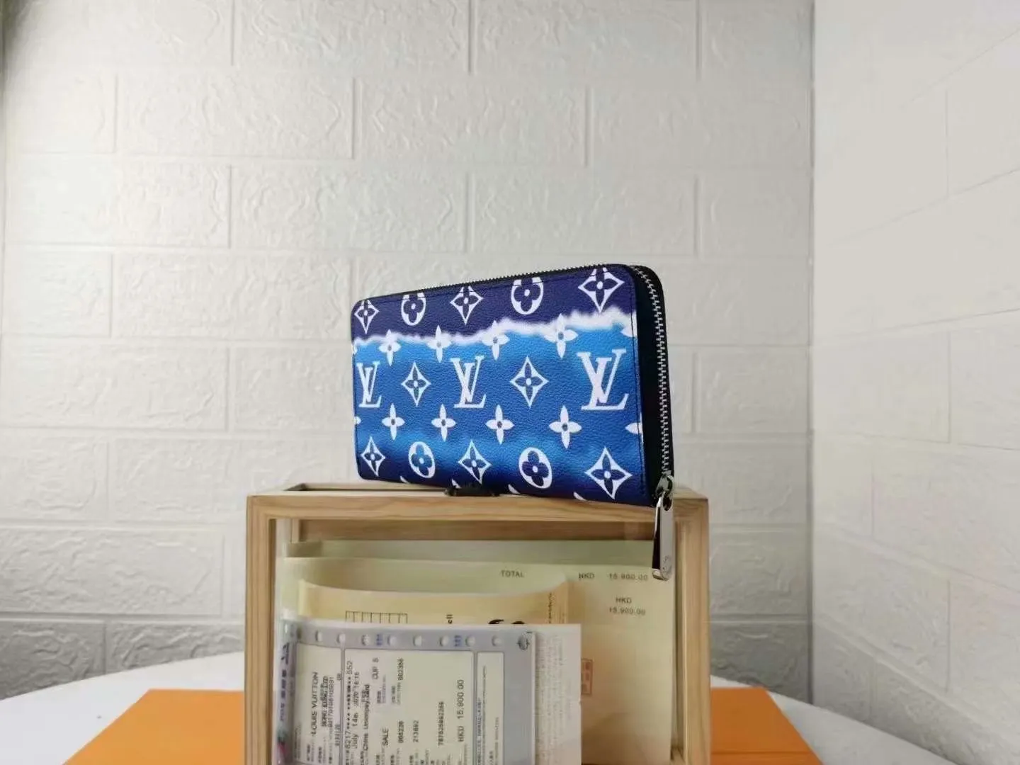 P130M69110 LV ESCALE ZIPPY WALLET Louis Vuitton’s classic Zippy wallet gets a new look in the LV Escale leather goods and accessories collection for the summer of 2020. The tie-dye effect of Monogram Giant canvas conveys the beauty of traditional Japanese tie-dyeing technology, and the zipper design securely protects pockets, compartments and card slots. Detailed features, 19.5x 10.5x 2.5 cm (LxHxW) Monogram coated canvas Cowhide lining Metal hardware, zipper closure, large accordion compartment, open bill compartment, zippered coin pocket, internal patch pocket, card slot.
