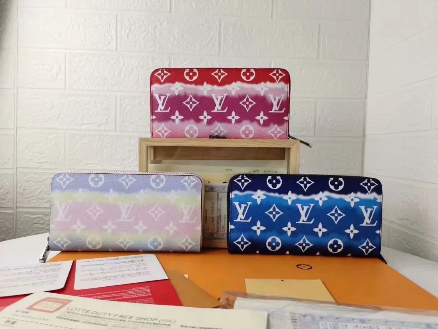 P130M69110 LV ESCALE ZIPPY WALLET Louis Vuitton’s classic Zippy wallet gets a new look in the LV Escale leather goods and accessories collection for the summer of 2020. The tie-dye effect of Monogram Giant canvas conveys the beauty of traditional Japanese tie-dyeing technology, and the zipper design securely protects pockets, compartments and card slots. Detailed features, 19.5x 10.5x 2.5 cm (LxHxW) Monogram coated canvas Cowhide lining Metal hardware, zipper closure, large accordion compartment, open bill compartment, zippered coin pocket, internal patch pocket, card slot.