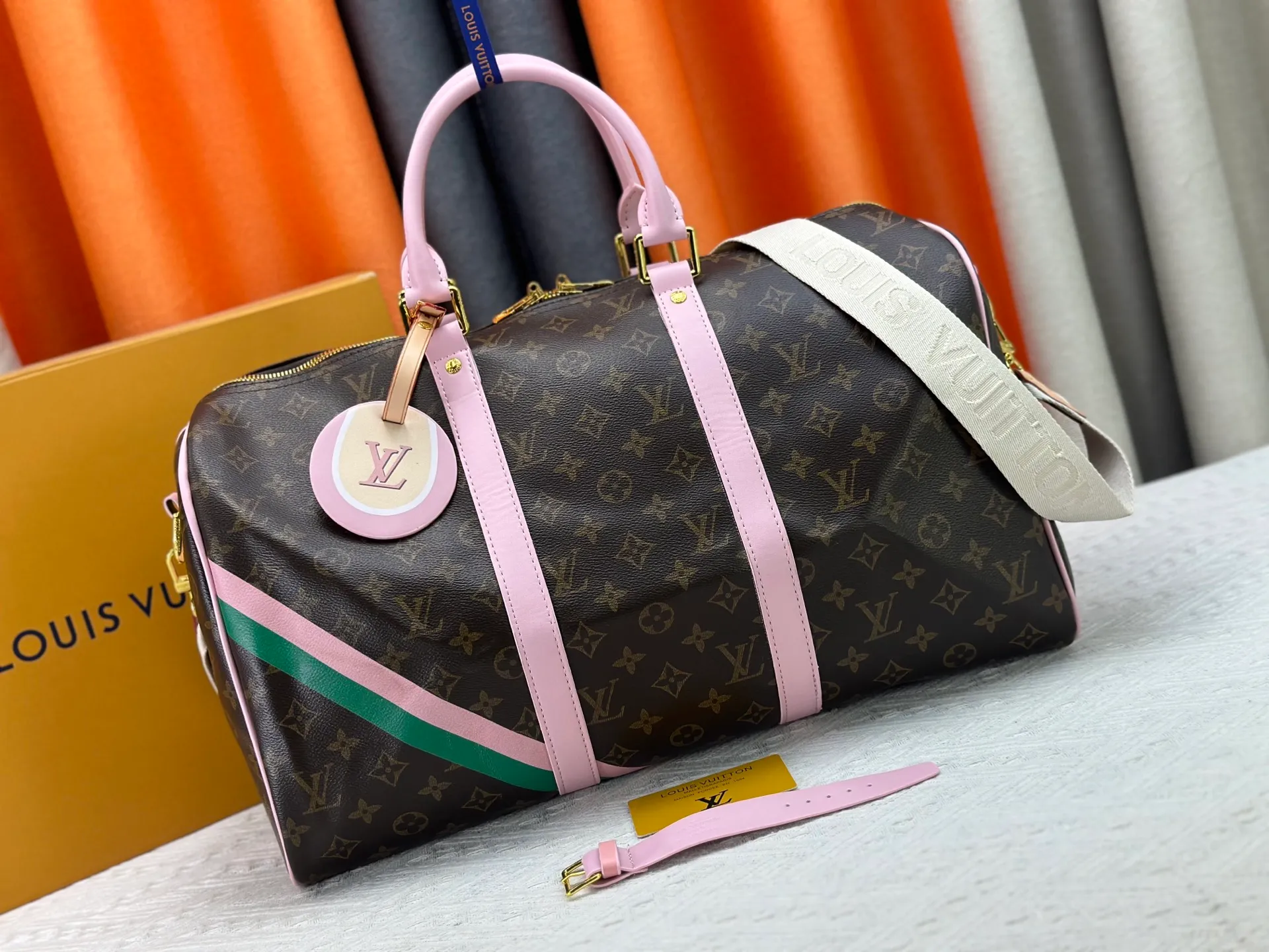 P340 M25822 M41416 This Keepall Bandouliere 45 travel bag is from the tennis series. It is a Monogram canvas bag decorated with colorful stripes and LV tennis-shaped decoration, with bright leather details. The carry-on size includes plenty of space, and the detachable shoulder strap makes it easy to carry on the shoulder or cross-body. Size: 45x27x20cm