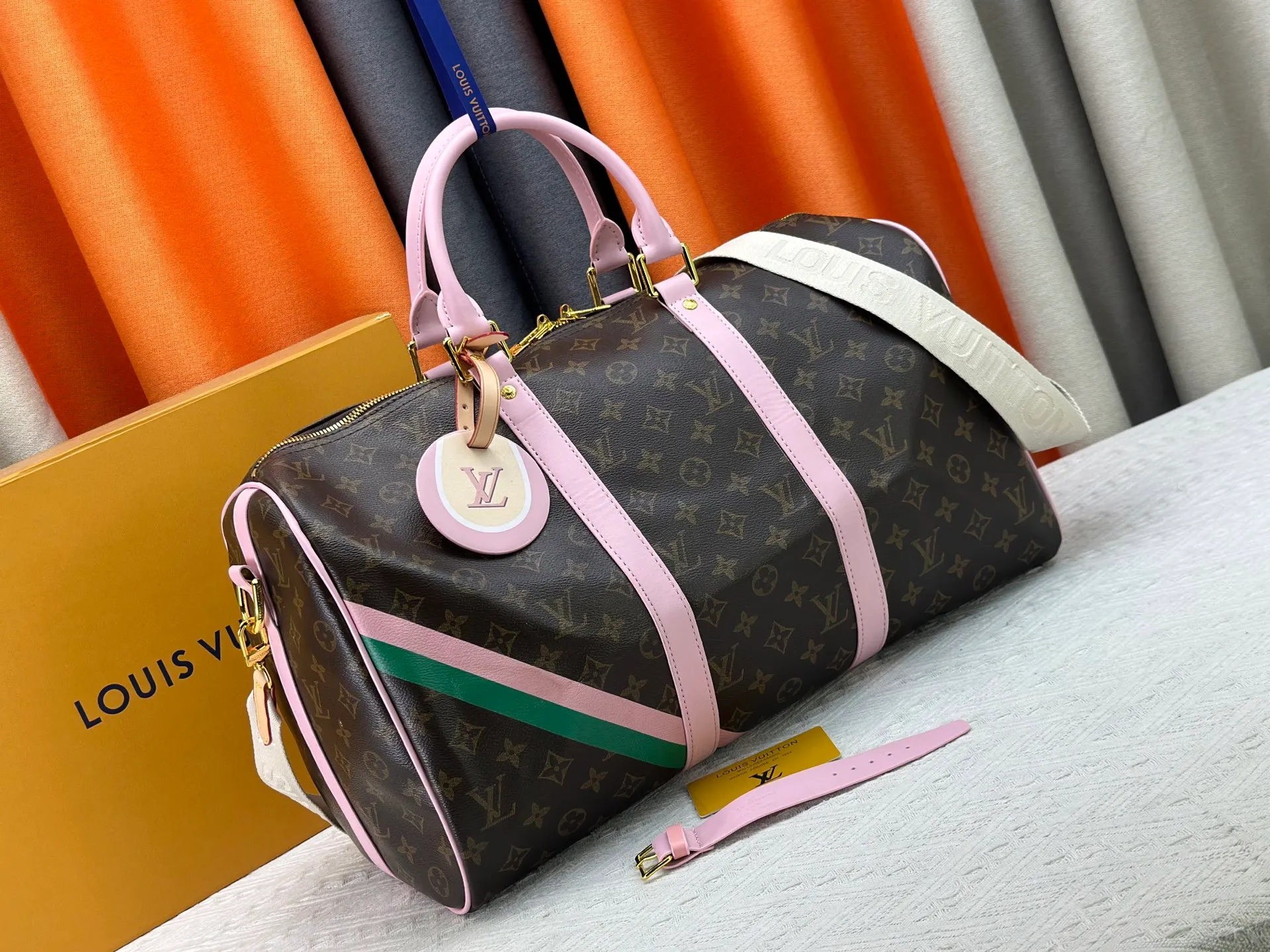 P340 M25822 M41416 This Keepall Bandouliere 45 travel bag is from the tennis series. It is a Monogram canvas bag decorated with colorful stripes and LV tennis-shaped decoration, with bright leather details. The carry-on size includes plenty of space, and the detachable shoulder strap makes it easy to carry on the shoulder or cross-body. Size: 45x27x20cm
