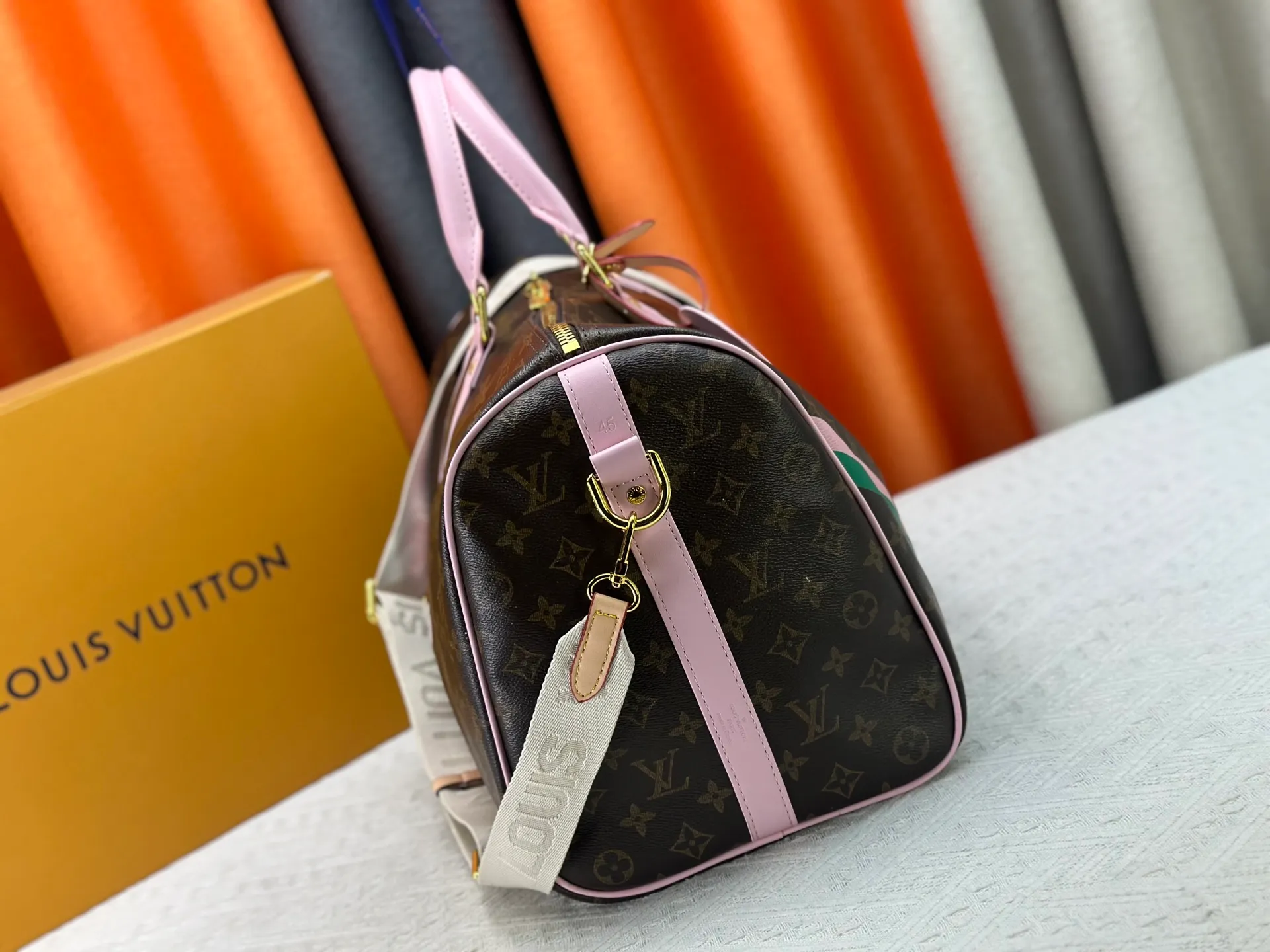 P340 M25822 M41416 This Keepall Bandouliere 45 travel bag is from the tennis series. It is a Monogram canvas bag decorated with colorful stripes and LV tennis-shaped decoration, with bright leather details. The carry-on size includes plenty of space, and the detachable shoulder strap makes it easy to carry on the shoulder or cross-body. Size: 45x27x20cm