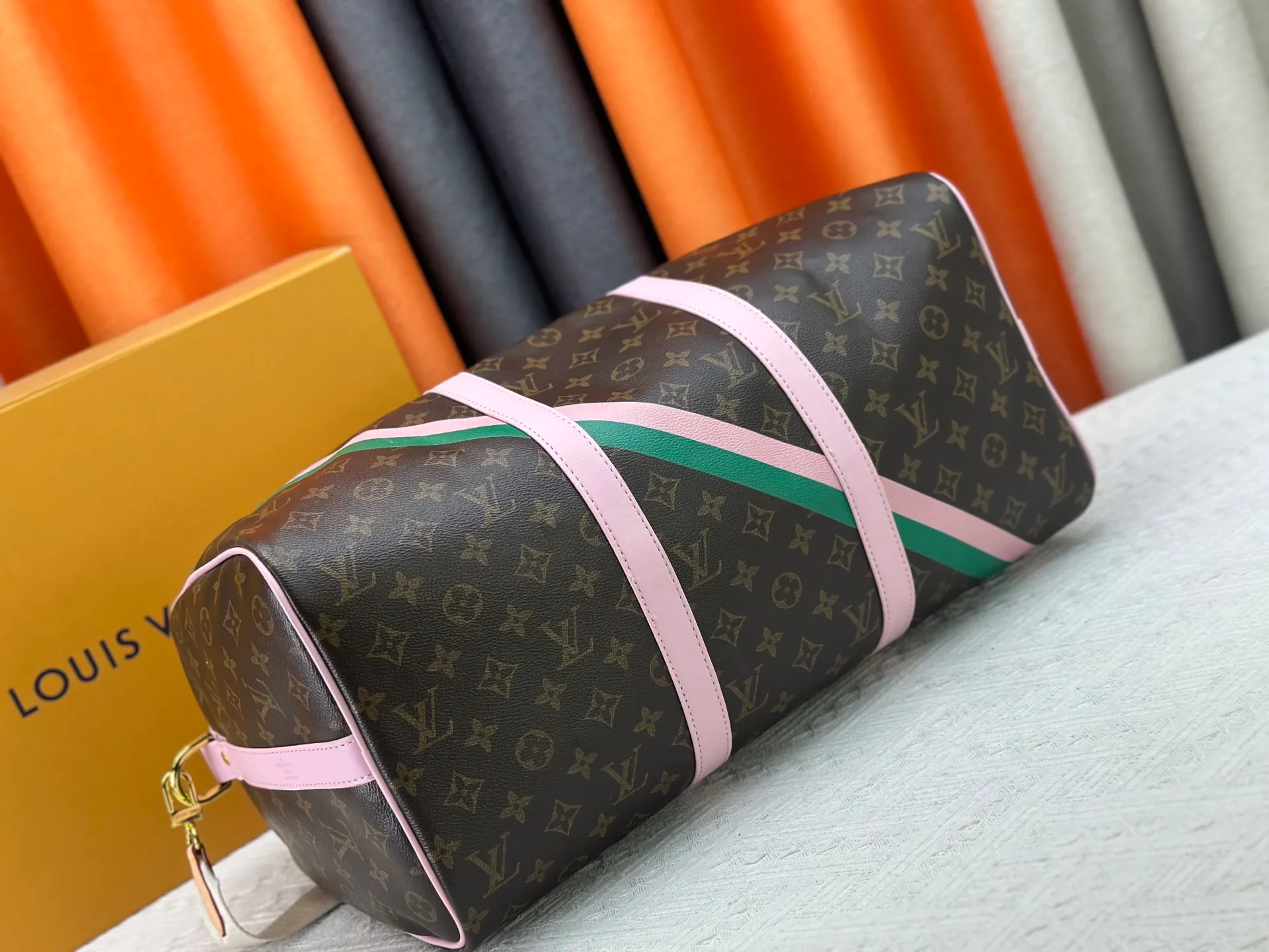 P340 M25822 M41416 This Keepall Bandouliere 45 travel bag is from the tennis series. It is a Monogram canvas bag decorated with colorful stripes and LV tennis-shaped decoration, with bright leather details. The carry-on size includes plenty of space, and the detachable shoulder strap makes it easy to carry on the shoulder or cross-body. Size: 45x27x20cm