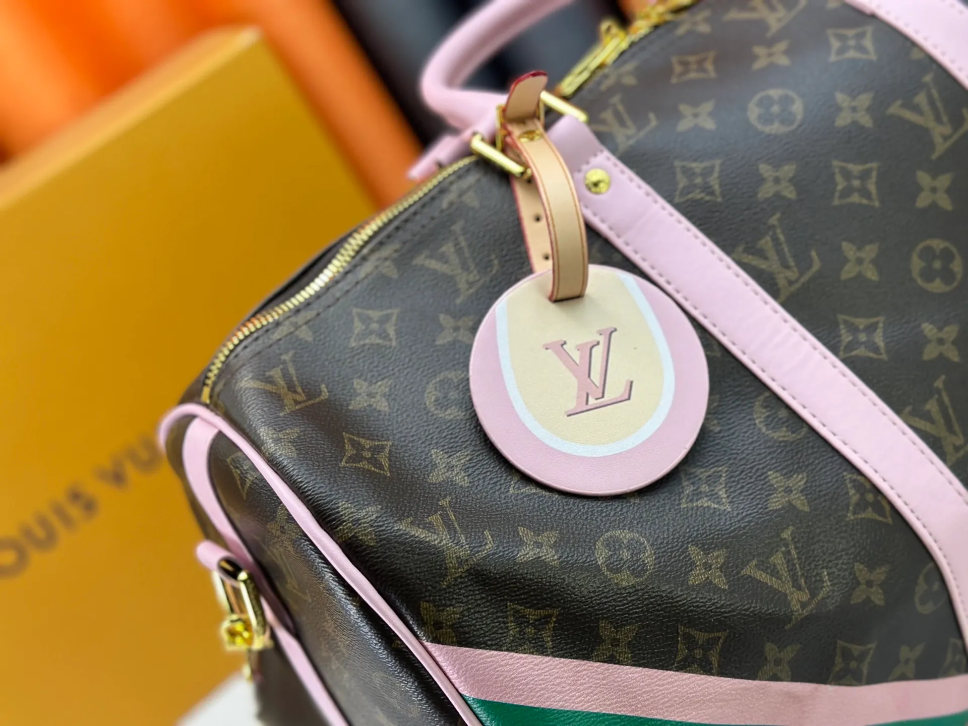 P340 M25822 M41416 This Keepall Bandouliere 45 travel bag is from the tennis series. It is a Monogram canvas bag decorated with colorful stripes and LV tennis-shaped decoration, with bright leather details. The carry-on size includes plenty of space, and the detachable shoulder strap makes it easy to carry on the shoulder or cross-body. Size: 45x27x20cm