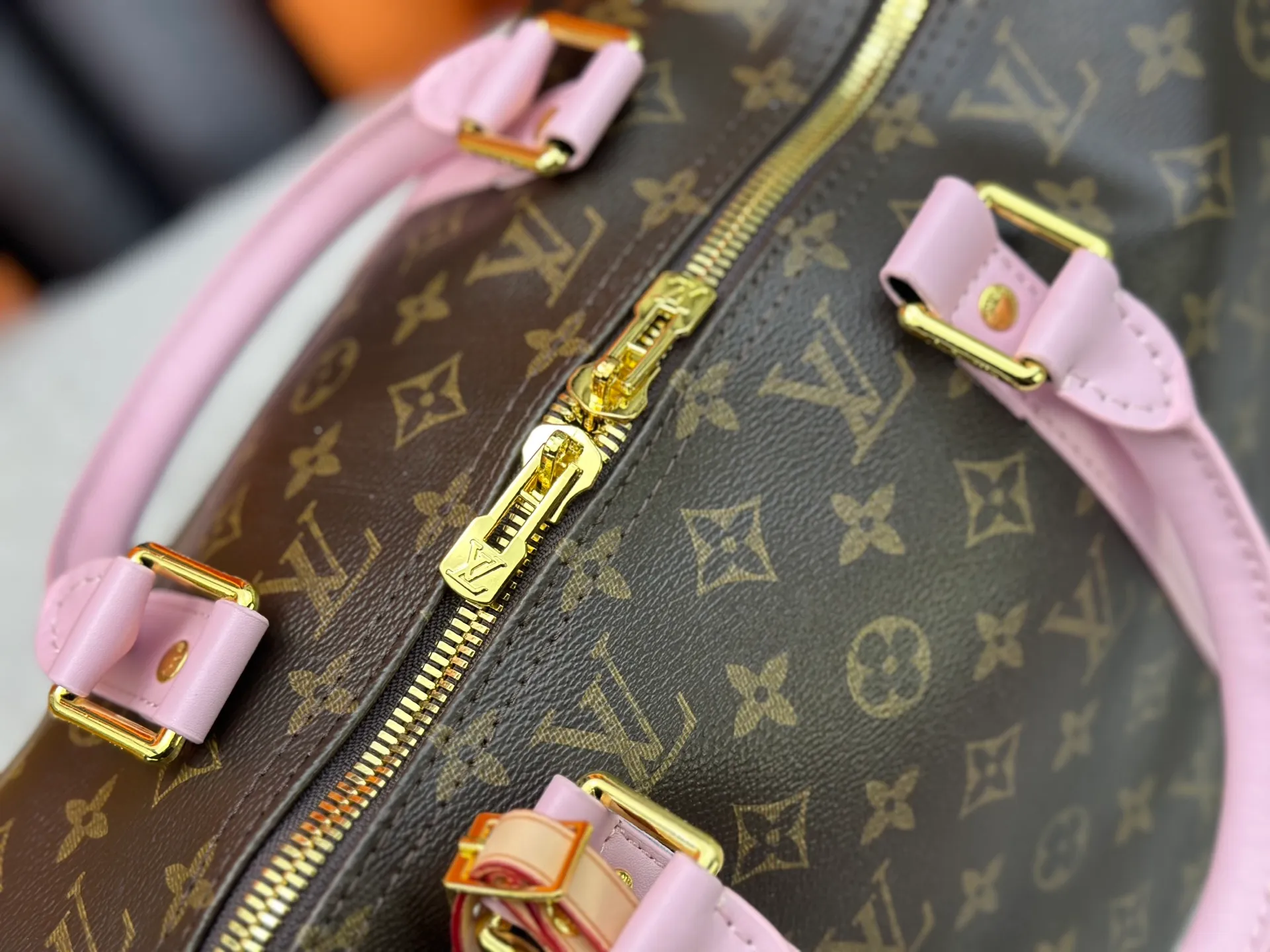 P340 M25822 M41416 This Keepall Bandouliere 45 travel bag is from the tennis series. It is a Monogram canvas bag decorated with colorful stripes and LV tennis-shaped decoration, with bright leather details. The carry-on size includes plenty of space, and the detachable shoulder strap makes it easy to carry on the shoulder or cross-body. Size: 45x27x20cm