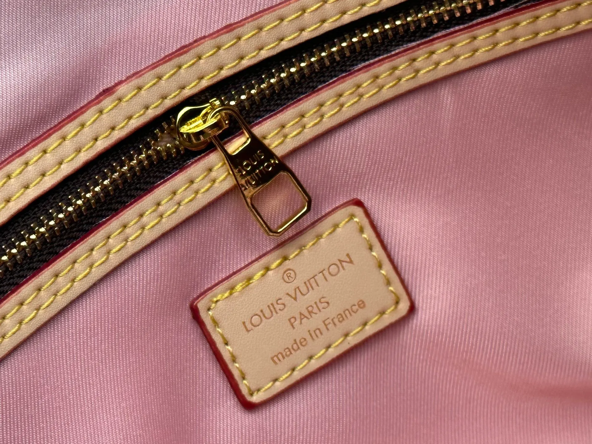 P340 M25822 M41416 This Keepall Bandouliere 45 travel bag is from the tennis series. It is a Monogram canvas bag decorated with colorful stripes and LV tennis-shaped decoration, with bright leather details. The carry-on size includes plenty of space, and the detachable shoulder strap makes it easy to carry on the shoulder or cross-body. Size: 45x27x20cm
