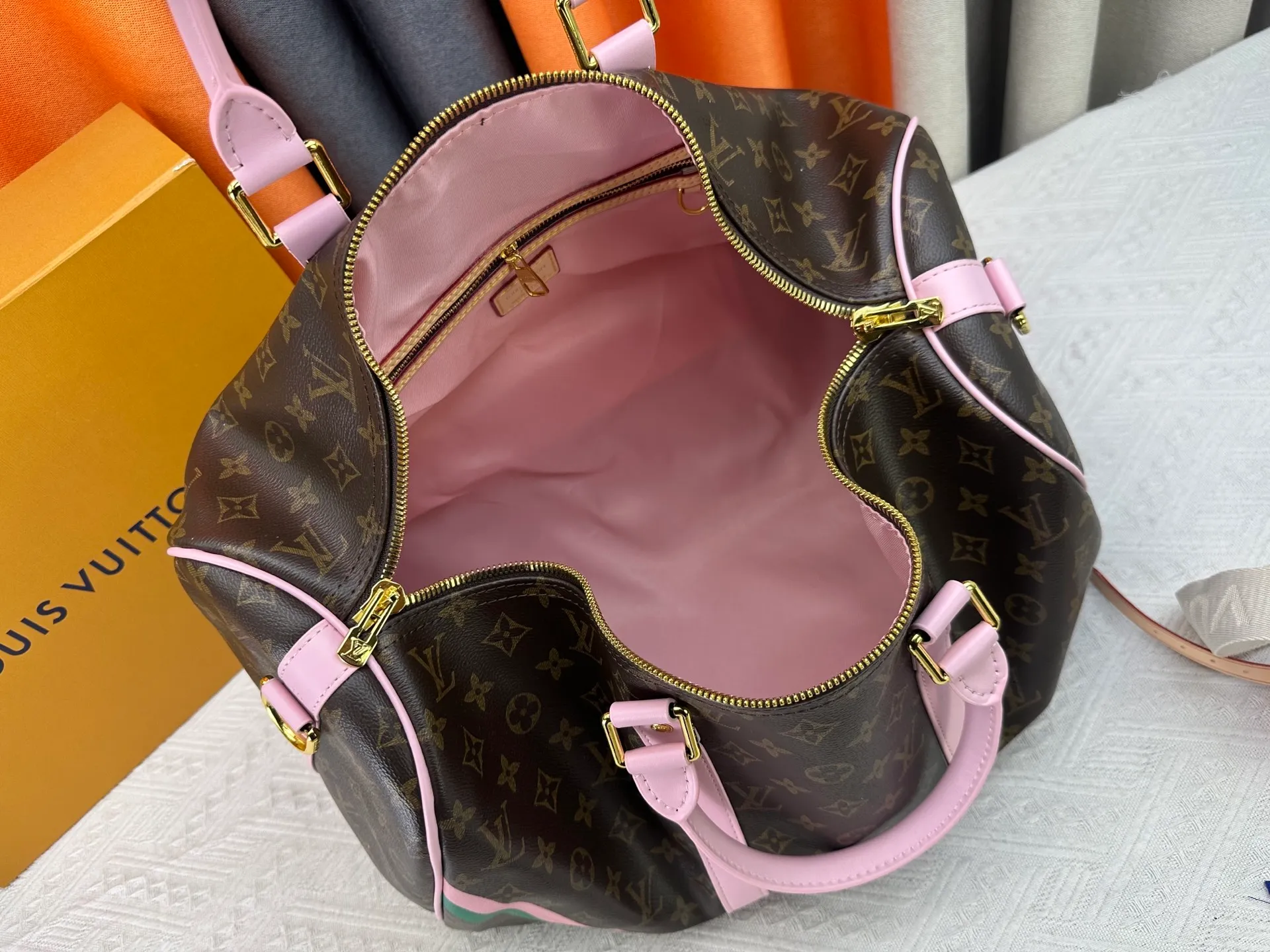 P340 M25822 M41416 This Keepall Bandouliere 45 travel bag is from the tennis series. It is a Monogram canvas bag decorated with colorful stripes and LV tennis-shaped decoration, with bright leather details. The carry-on size includes plenty of space, and the detachable shoulder strap makes it easy to carry on the shoulder or cross-body. Size: 45x27x20cm