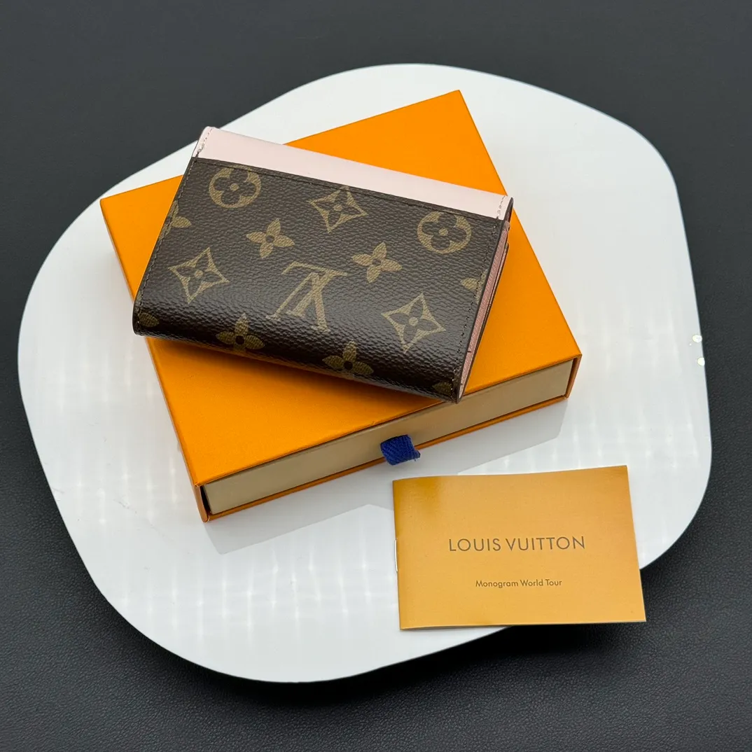 💰130 💎Upgraded original version🇫🇷 ZOÉ Wallet The Zoé wallet combines Damier Azur canvas and pastel leather to outline an envelope-like structure. The flip cover is decorated with gold Louis Vuitton snaps to welcome the coolness of summer. The compact design hides ample space, making it easy to store coins, banknotes and bank cards. It can also be placed in a pocket, handbag or clutch. Model: M60168 Dimensions: 9.5 x 7.5 x 3.0 cm (length x height x width).