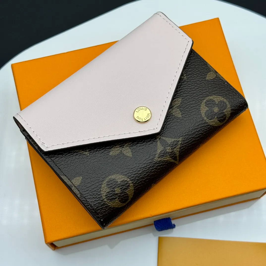 💰130 💎Upgraded original version🇫🇷 ZOÉ Wallet The Zoé wallet combines Damier Azur canvas and pastel leather to outline an envelope-like structure. The flip cover is decorated with gold Louis Vuitton snaps to welcome the coolness of summer. The compact design hides ample space, making it easy to store coins, banknotes and bank cards. It can also be placed in a pocket, handbag or clutch. Model: M60168 Dimensions: 9.5 x 7.5 x 3.0 cm (length x height x width).