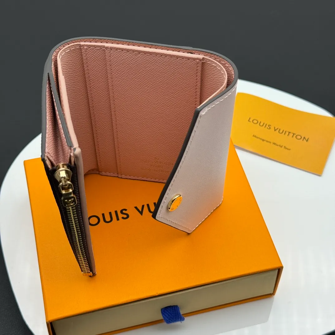 💰130 💎Upgraded original version🇫🇷 ZOÉ Wallet The Zoé wallet combines Damier Azur canvas and pastel leather to outline an envelope-like structure. The flip cover is decorated with gold Louis Vuitton snaps to welcome the coolness of summer. The compact design hides ample space, making it easy to store coins, banknotes and bank cards. It can also be placed in a pocket, handbag or clutch. Model: M60168 Dimensions: 9.5 x 7.5 x 3.0 cm (length x height x width).