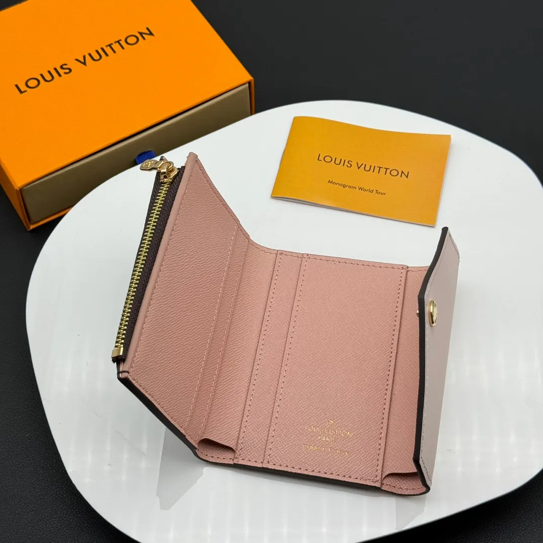 💰130 💎Upgraded original version🇫🇷 ZOÉ Wallet The Zoé wallet combines Damier Azur canvas and pastel leather to outline an envelope-like structure. The flip cover is decorated with gold Louis Vuitton snaps to welcome the coolness of summer. The compact design hides ample space, making it easy to store coins, banknotes and bank cards. It can also be placed in a pocket, handbag or clutch. Model: M60168 Dimensions: 9.5 x 7.5 x 3.0 cm (length x height x width).