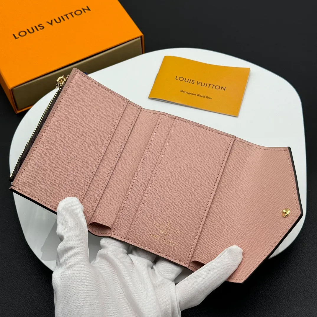 💰130 💎Upgraded original version🇫🇷 ZOÉ Wallet The Zoé wallet combines Damier Azur canvas and pastel leather to outline an envelope-like structure. The flip cover is decorated with gold Louis Vuitton snaps to welcome the coolness of summer. The compact design hides ample space, making it easy to store coins, banknotes and bank cards. It can also be placed in a pocket, handbag or clutch. Model: M60168 Dimensions: 9.5 x 7.5 x 3.0 cm (length x height x width).