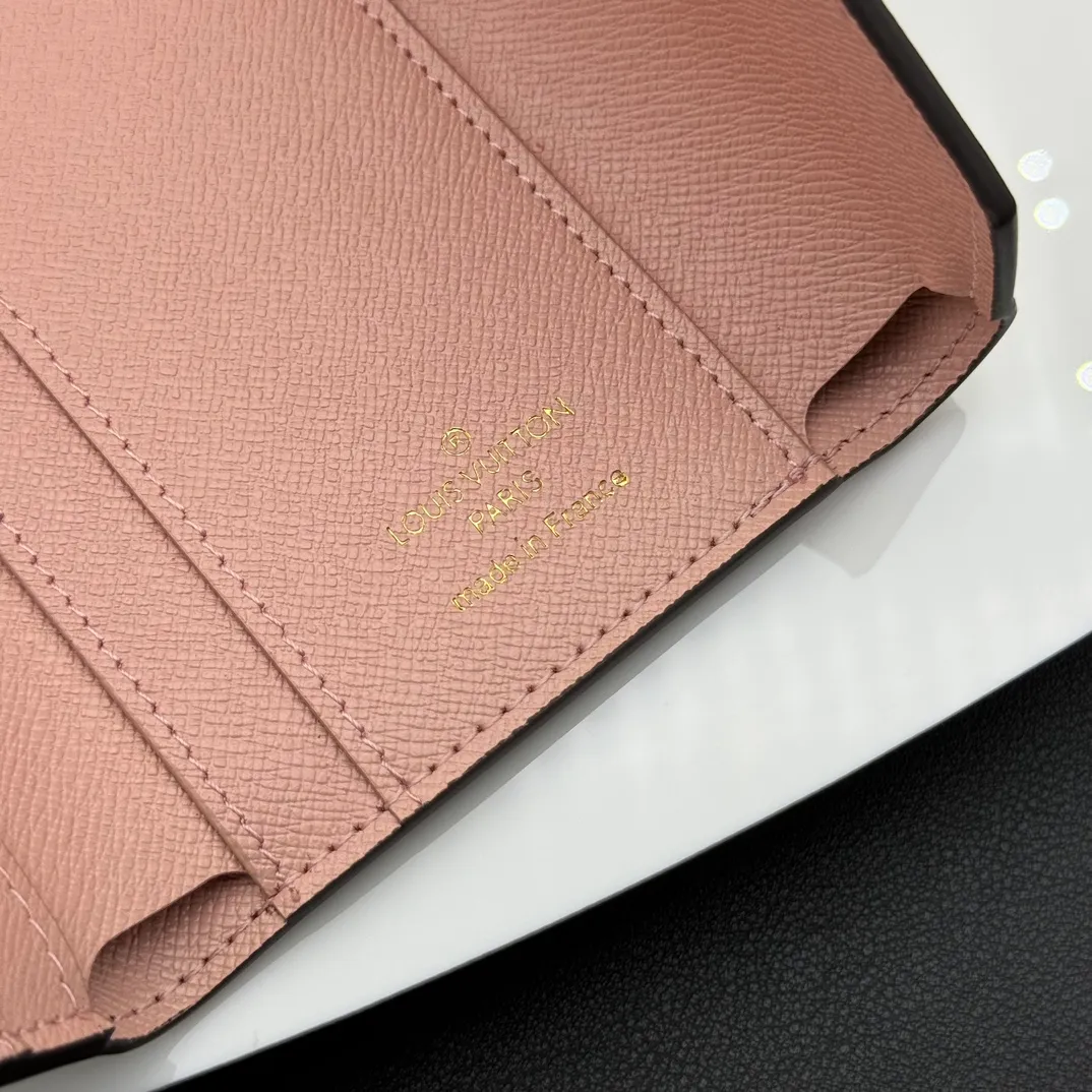 💰130 💎Upgraded original version🇫🇷 ZOÉ Wallet The Zoé wallet combines Damier Azur canvas and pastel leather to outline an envelope-like structure. The flip cover is decorated with gold Louis Vuitton snaps to welcome the coolness of summer. The compact design hides ample space, making it easy to store coins, banknotes and bank cards. It can also be placed in a pocket, handbag or clutch. Model: M60168 Dimensions: 9.5 x 7.5 x 3.0 cm (length x height x width).