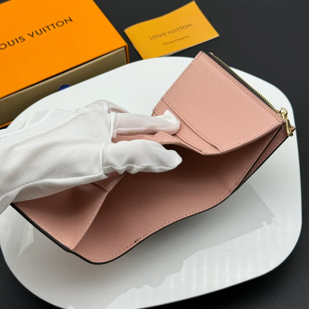 💰130 💎Upgraded original version🇫🇷 ZOÉ Wallet The Zoé wallet combines Damier Azur canvas and pastel leather to outline an envelope-like structure. The flip cover is decorated with gold Louis Vuitton snaps to welcome the coolness of summer. The compact design hides ample space, making it easy to store coins, banknotes and bank cards. It can also be placed in a pocket, handbag or clutch. Model: M60168 Dimensions: 9.5 x 7.5 x 3.0 cm (length x height x width).