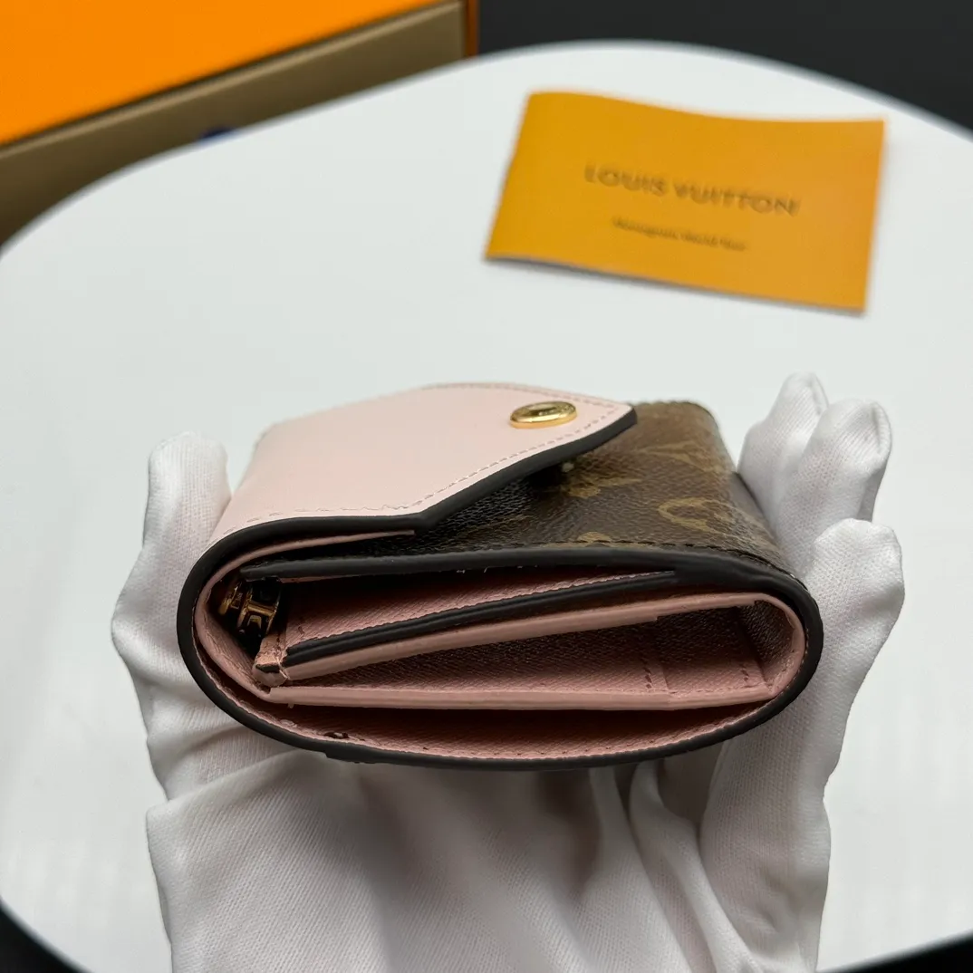 💰130 💎Upgraded original version🇫🇷 ZOÉ Wallet The Zoé wallet combines Damier Azur canvas and pastel leather to outline an envelope-like structure. The flip cover is decorated with gold Louis Vuitton snaps to welcome the coolness of summer. The compact design hides ample space, making it easy to store coins, banknotes and bank cards. It can also be placed in a pocket, handbag or clutch. Model: M60168 Dimensions: 9.5 x 7.5 x 3.0 cm (length x height x width).