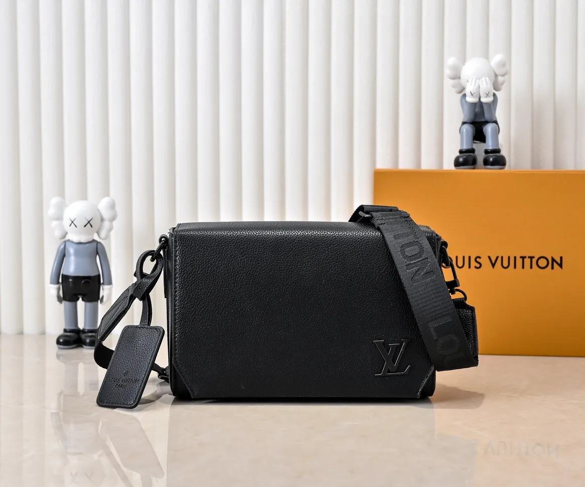 💰260💰Upgraded original [Takeoff small Aer messenger bag] M25125 24769 57080 black military green made of cow leather, with an obtuse flip cover and LV logo continuing the iconic elements of the LV Aerogram Yjm series. The close-fitting construction and wide removable shoulder strap make it a perfect choice for everyday travel.  Dimensions: 22 x 16.5 x 7 cm