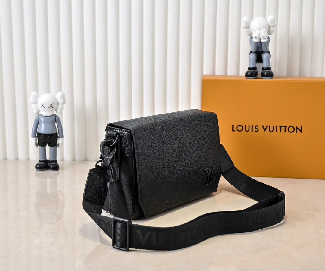 💰260💰Upgraded original [Takeoff small Aer messenger bag] M25125 24769 57080 black military green made of cow leather, with an obtuse flip cover and LV logo continuing the iconic elements of the LV Aerogram Yjm series. The close-fitting construction and wide removable shoulder strap make it a perfect choice for everyday travel.  Dimensions: 22 x 16.5 x 7 cm