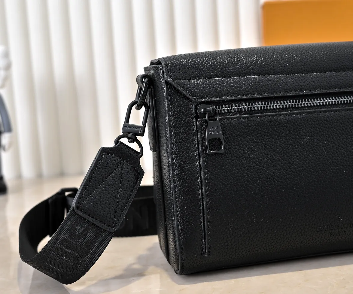💰260💰Upgraded original [Takeoff small Aer messenger bag] M25125 24769 57080 black military green made of cow leather, with an obtuse flip cover and LV logo continuing the iconic elements of the LV Aerogram Yjm series. The close-fitting construction and wide removable shoulder strap make it a perfect choice for everyday travel.  Dimensions: 22 x 16.5 x 7 cm