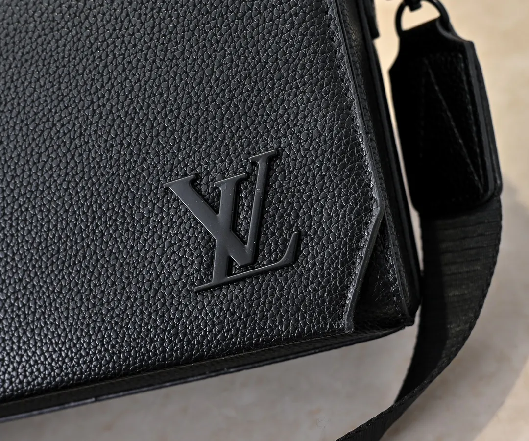 💰260💰Upgraded original [Takeoff small Aer messenger bag] M25125 24769 57080 black military green made of cow leather, with an obtuse flip cover and LV logo continuing the iconic elements of the LV Aerogram Yjm series. The close-fitting construction and wide removable shoulder strap make it a perfect choice for everyday travel.  Dimensions: 22 x 16.5 x 7 cm