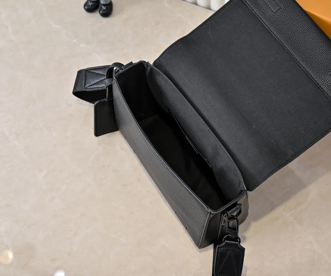💰260💰Upgraded original [Takeoff small Aer messenger bag] M25125 24769 57080 black military green made of cow leather, with an obtuse flip cover and LV logo continuing the iconic elements of the LV Aerogram Yjm series. The close-fitting construction and wide removable shoulder strap make it a perfect choice for everyday travel.  Dimensions: 22 x 16.5 x 7 cm