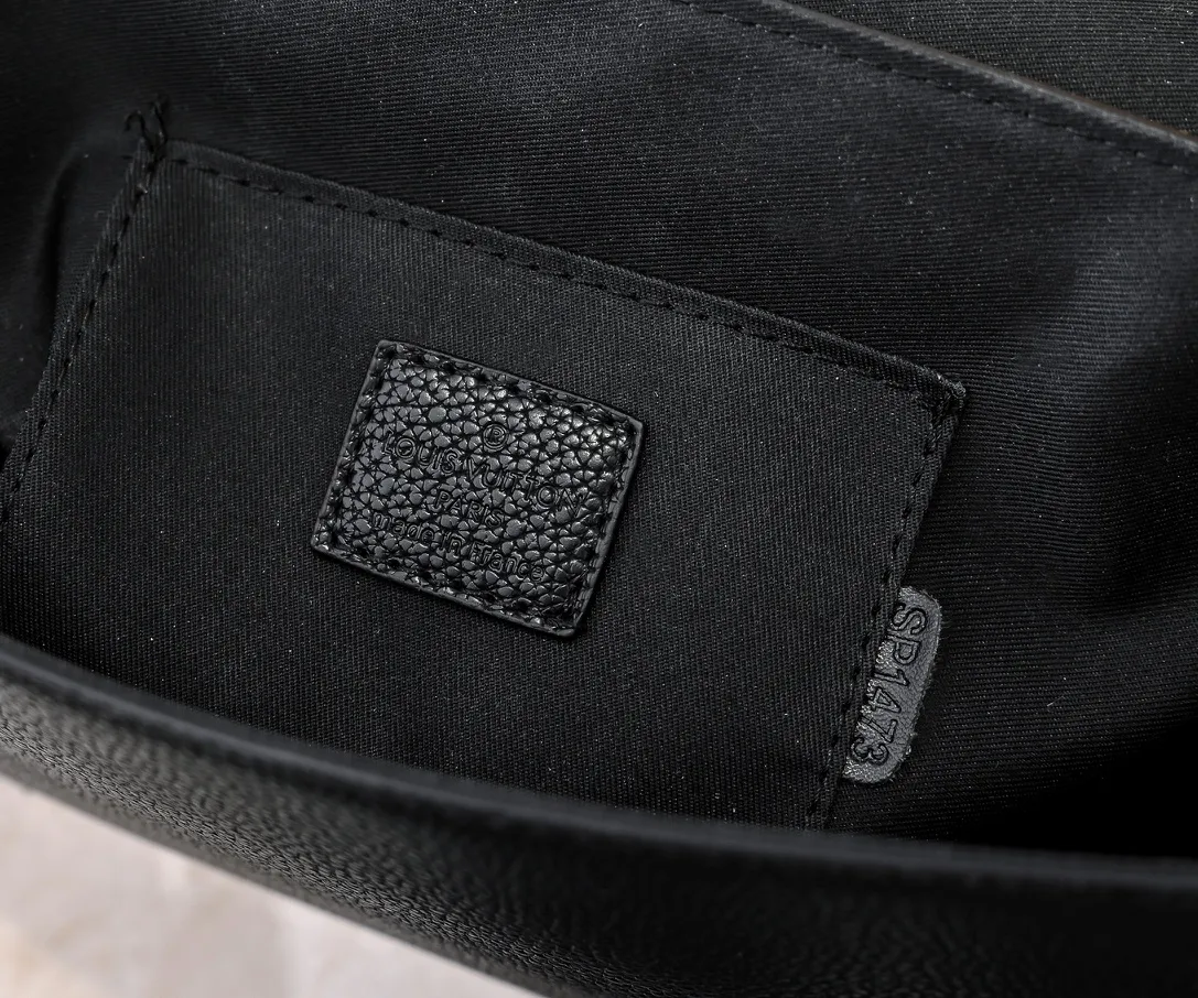 💰260💰Upgraded original [Takeoff small Aer messenger bag] M25125 24769 57080 black military green made of cow leather, with an obtuse flip cover and LV logo continuing the iconic elements of the LV Aerogram Yjm series. The close-fitting construction and wide removable shoulder strap make it a perfect choice for everyday travel.  Dimensions: 22 x 16.5 x 7 cm