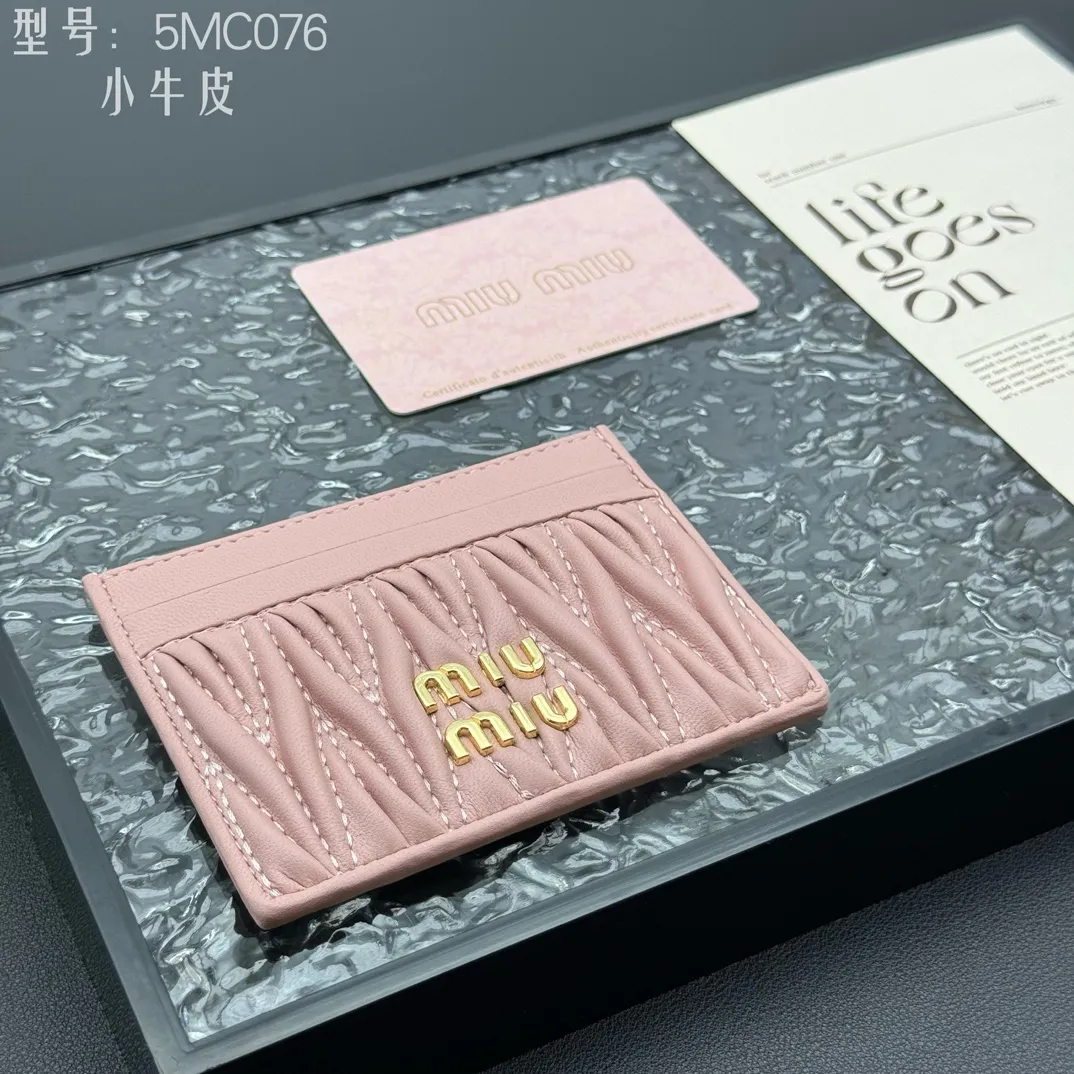 💰110 💎Upgraded original version (quality comparable to the original) pocket wallet💗 Equipped with calfskin, built-in small aromatherapy, new card holder, 💃💃top imported cowhide material 🐮👋Matelasse pattern, miu logo hot stamping inside 💞Six card slots, Moire and leather lining, Model: 5MC076 Size: 8X10.5