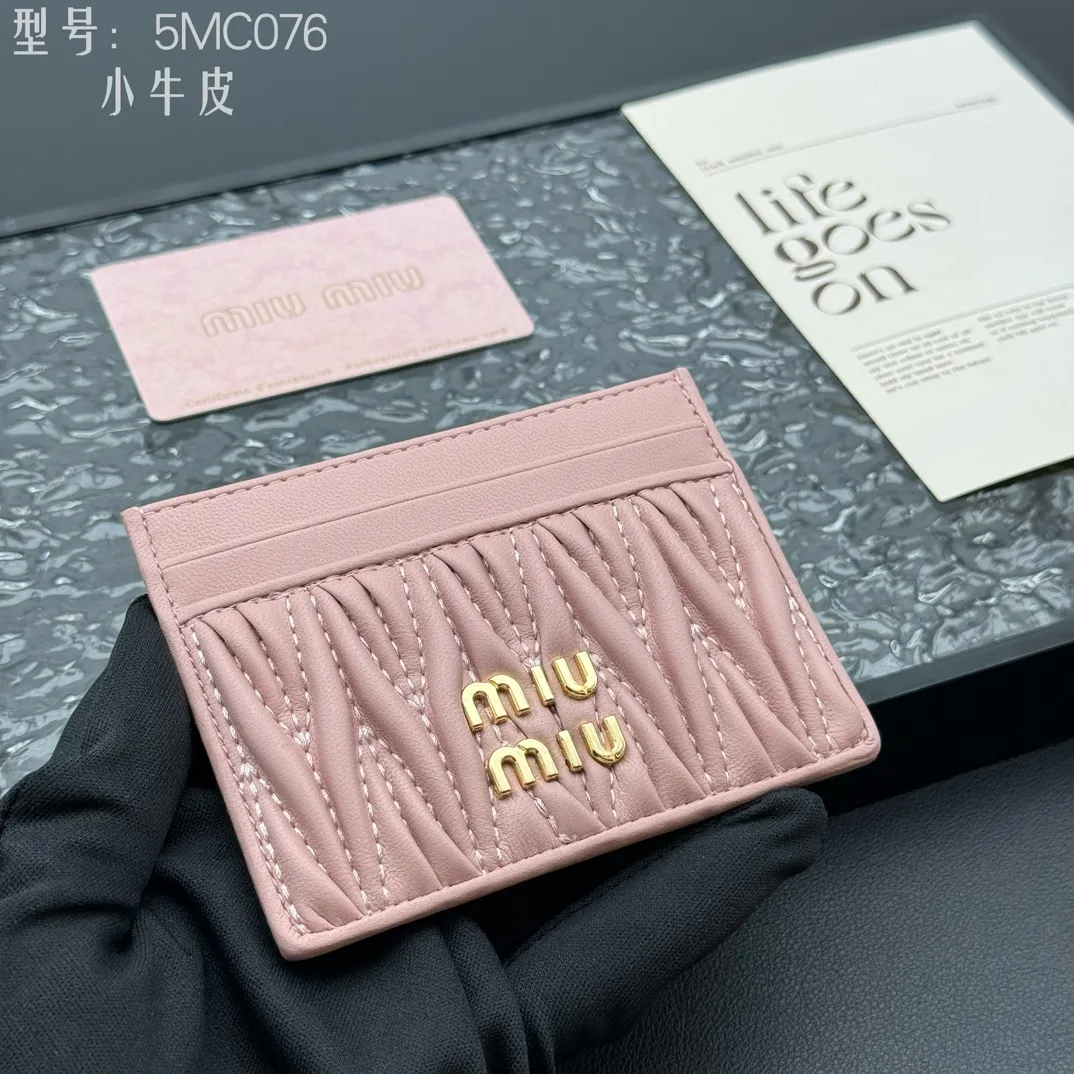 💰110 💎Upgraded original version (quality comparable to the original) pocket wallet💗 Equipped with calfskin, built-in small aromatherapy, new card holder, 💃💃top imported cowhide material 🐮👋Matelasse pattern, miu logo hot stamping inside 💞Six card slots, Moire and leather lining, Model: 5MC076 Size: 8X10.5