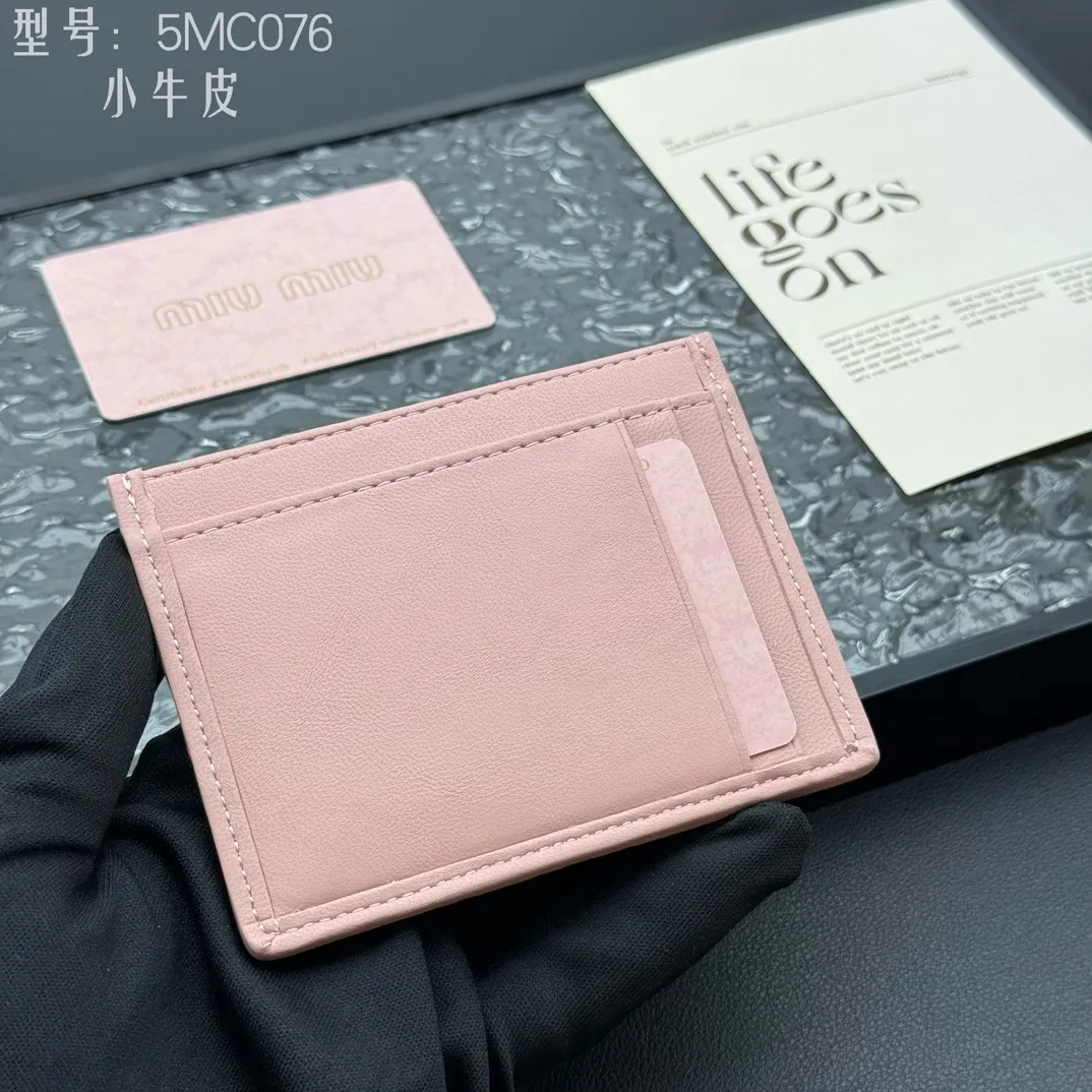 💰110 💎Upgraded original version (quality comparable to the original) pocket wallet💗 Equipped with calfskin, built-in small aromatherapy, new card holder, 💃💃top imported cowhide material 🐮👋Matelasse pattern, miu logo hot stamping inside 💞Six card slots, Moire and leather lining, Model: 5MC076 Size: 8X10.5