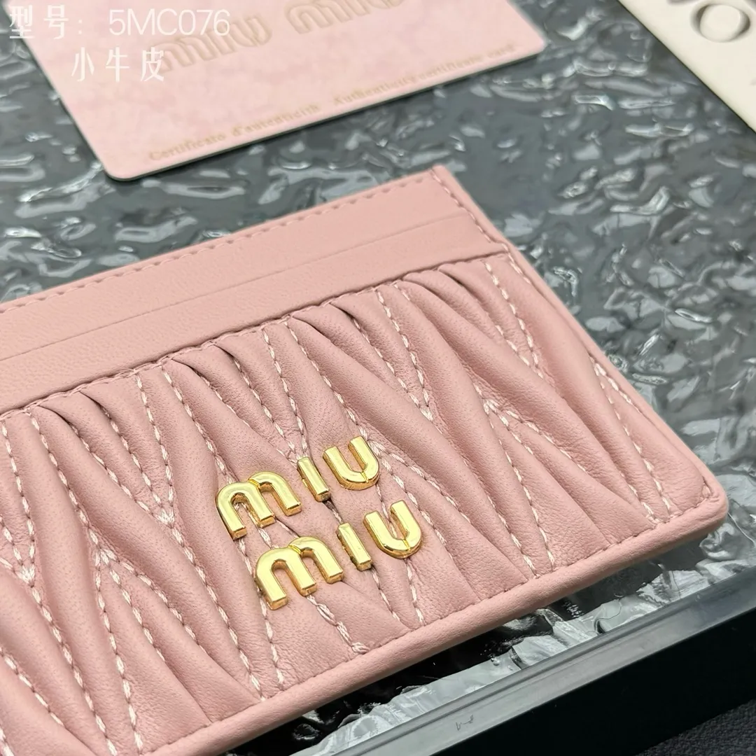💰110 💎Upgraded original version (quality comparable to the original) pocket wallet💗 Equipped with calfskin, built-in small aromatherapy, new card holder, 💃💃top imported cowhide material 🐮👋Matelasse pattern, miu logo hot stamping inside 💞Six card slots, Moire and leather lining, Model: 5MC076 Size: 8X10.5
