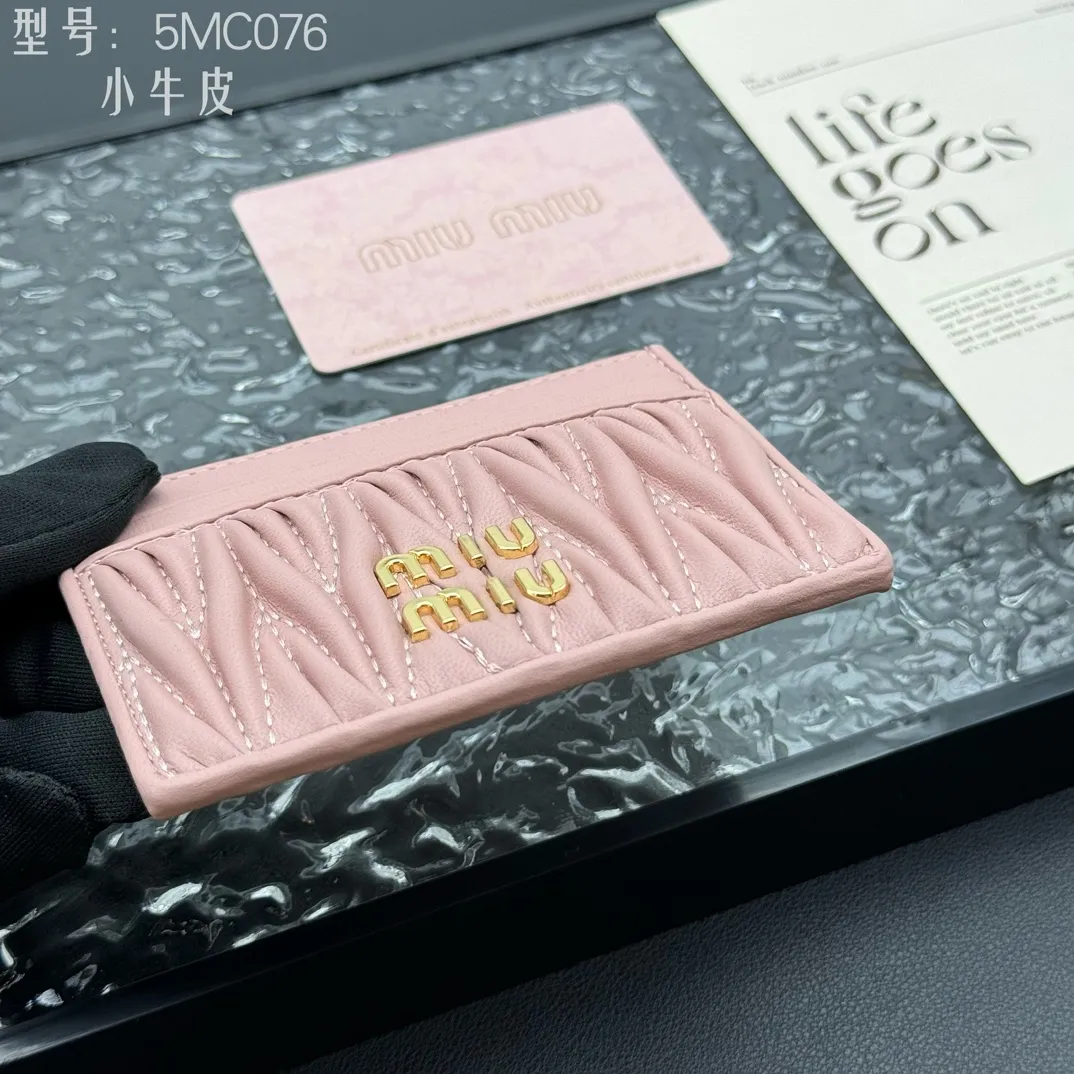 💰110 💎Upgraded original version (quality comparable to the original) pocket wallet💗 Equipped with calfskin, built-in small aromatherapy, new card holder, 💃💃top imported cowhide material 🐮👋Matelasse pattern, miu logo hot stamping inside 💞Six card slots, Moire and leather lining, Model: 5MC076 Size: 8X10.5