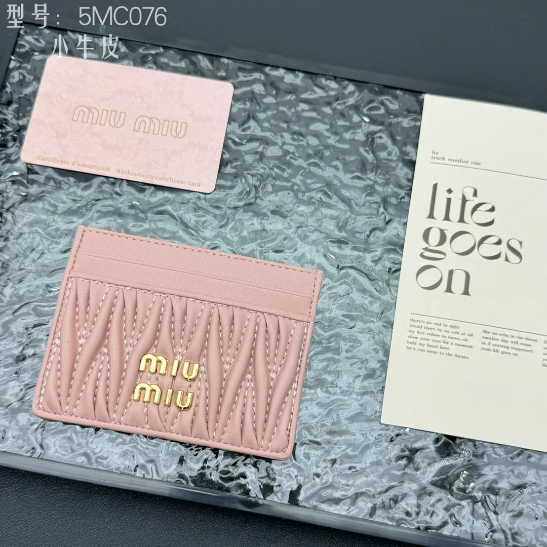 💰110 💎Upgraded original version (quality comparable to the original) pocket wallet💗 Equipped with calfskin, built-in small aromatherapy, new card holder, 💃💃top imported cowhide material 🐮👋Matelasse pattern, miu logo hot stamping inside 💞Six card slots, Moire and leather lining, Model: 5MC076 Size: 8X10.5