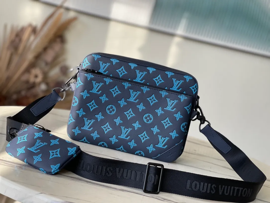 💰1060 (top-grain leather) top original M46604 blue embossed This Trio messenger bag is made of Monogram embossed cow leather. The zippered front pocket and the small coin purse on the shoulder strap are both detachable, enriching the functional design with the main compartment. The removable and adjustable jacquard fabric shoulder strap is marked with the brand's logo for comfortable shoulder and cross-body wear. Dimensions: 25 x 18.5 x 7 cm