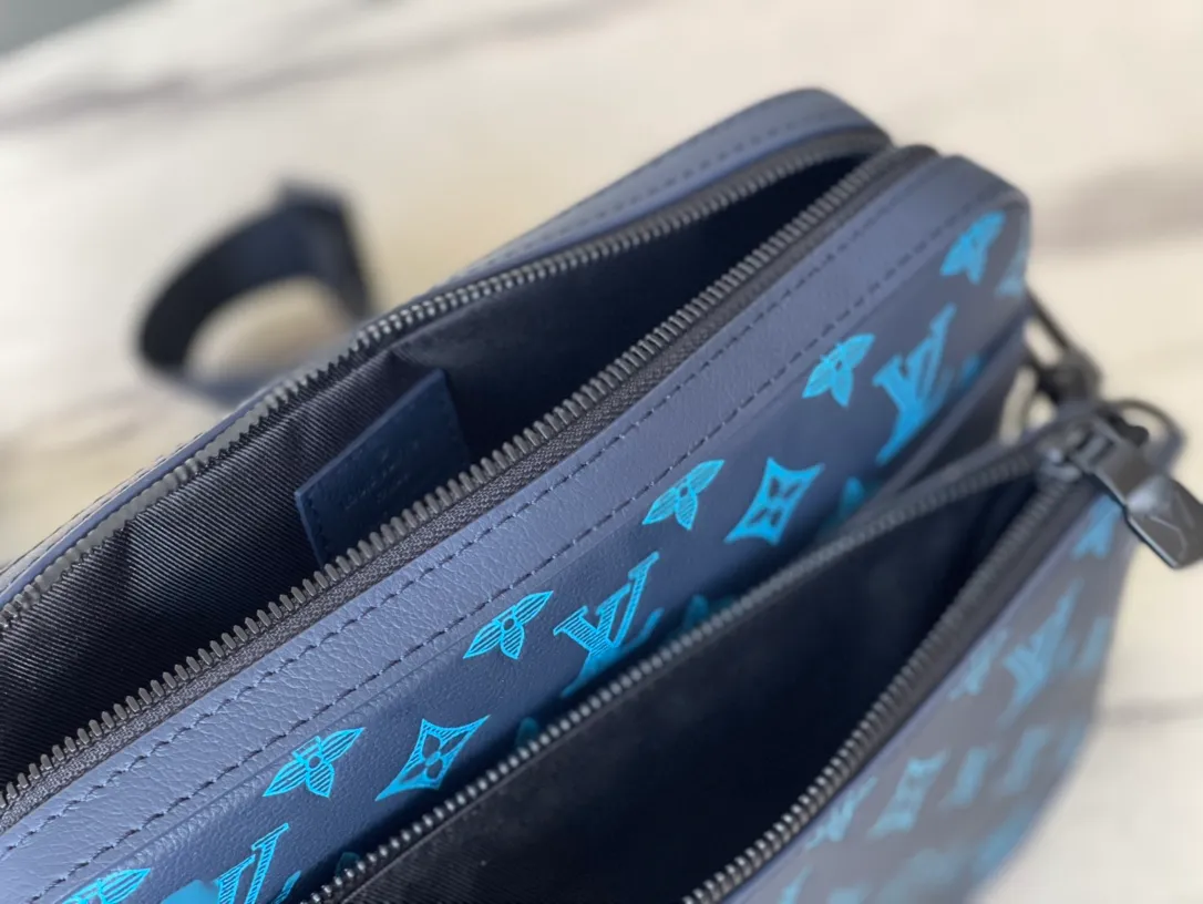 💰1060 (top-grain leather) top original M46604 blue embossed This Trio messenger bag is made of Monogram embossed cow leather. The zippered front pocket and the small coin purse on the shoulder strap are both detachable, enriching the functional design with the main compartment. The removable and adjustable jacquard fabric shoulder strap is marked with the brand's logo for comfortable shoulder and cross-body wear. Dimensions: 25 x 18.5 x 7 cm