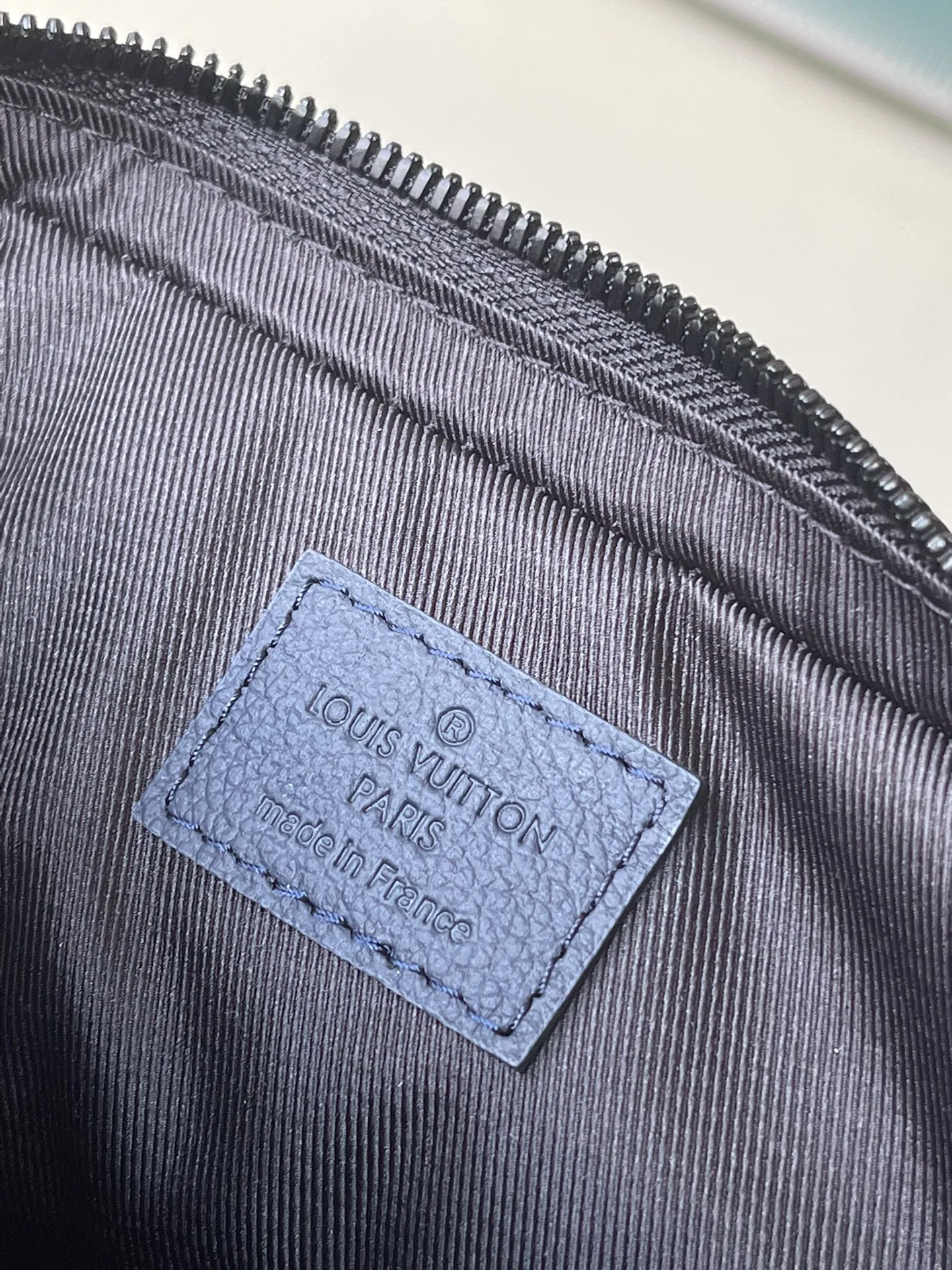 💰1060 (top-grain leather) top original M46604 blue embossed This Trio messenger bag is made of Monogram embossed cow leather. The zippered front pocket and the small coin purse on the shoulder strap are both detachable, enriching the functional design with the main compartment. The removable and adjustable jacquard fabric shoulder strap is marked with the brand's logo for comfortable shoulder and cross-body wear. Dimensions: 25 x 18.5 x 7 cm