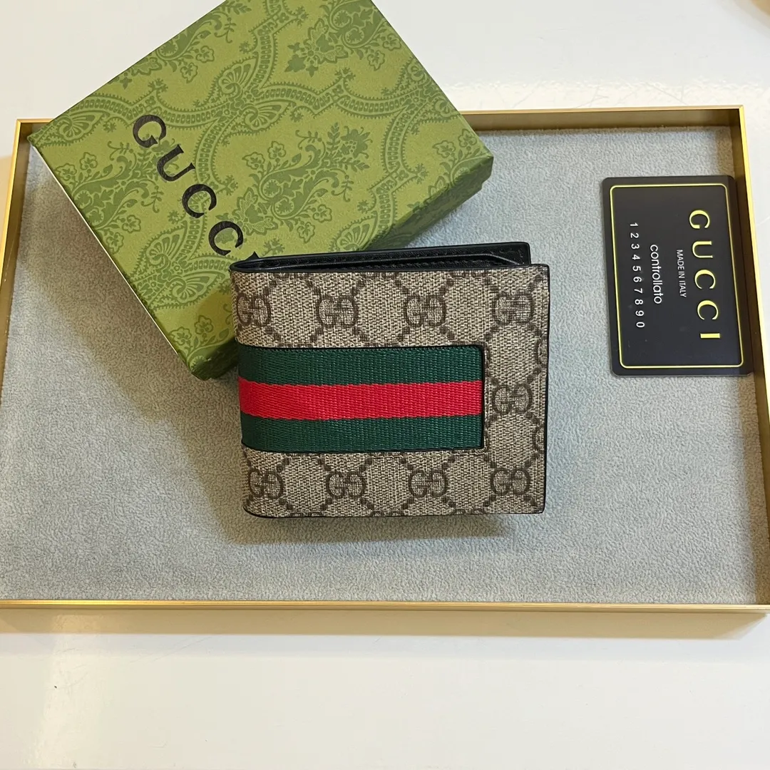 💰120 💎Upgraded original version 🇮🇹 Made with careful combination of the two most recognizable logos of the G family - GG pattern and webbing. This short wallet is made of GG Supreme premium man-made canvas with branded web stripes. Style number: 408827. Size: 11x9cm