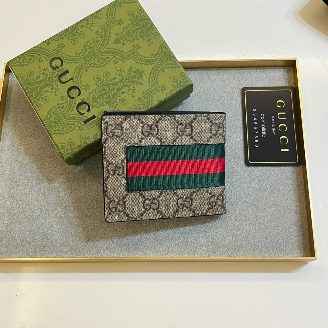 💰120 💎Upgraded original version 🇮🇹 Made with careful combination of the two most recognizable logos of the G family - GG pattern and webbing. This short wallet is made of GG Supreme premium man-made canvas with branded web stripes. Style number: 408827. Size: 11x9cm