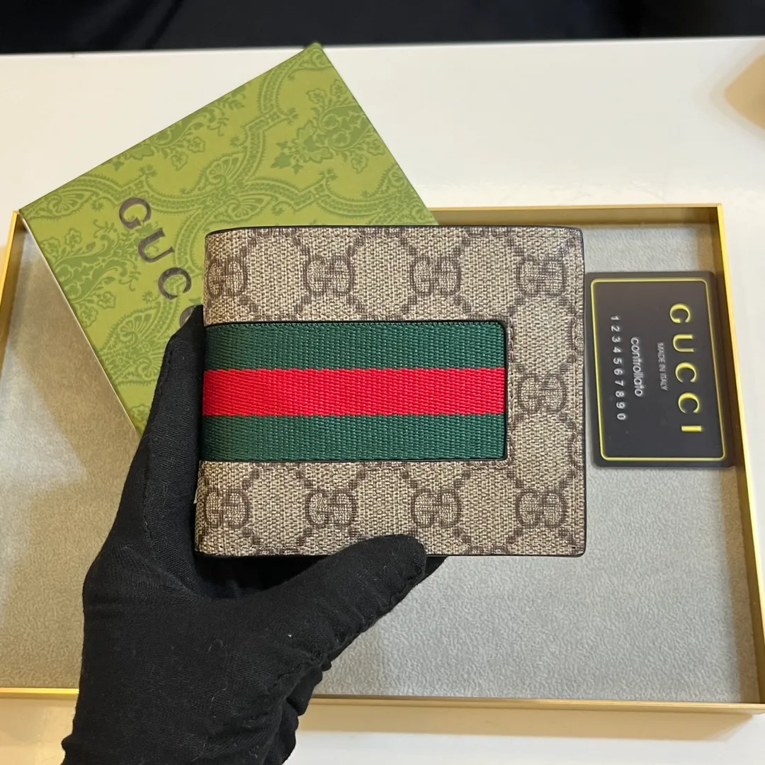 💰120 💎Upgraded original version 🇮🇹 Made with careful combination of the two most recognizable logos of the G family - GG pattern and webbing. This short wallet is made of GG Supreme premium man-made canvas with branded web stripes. Style number: 408827. Size: 11x9cm