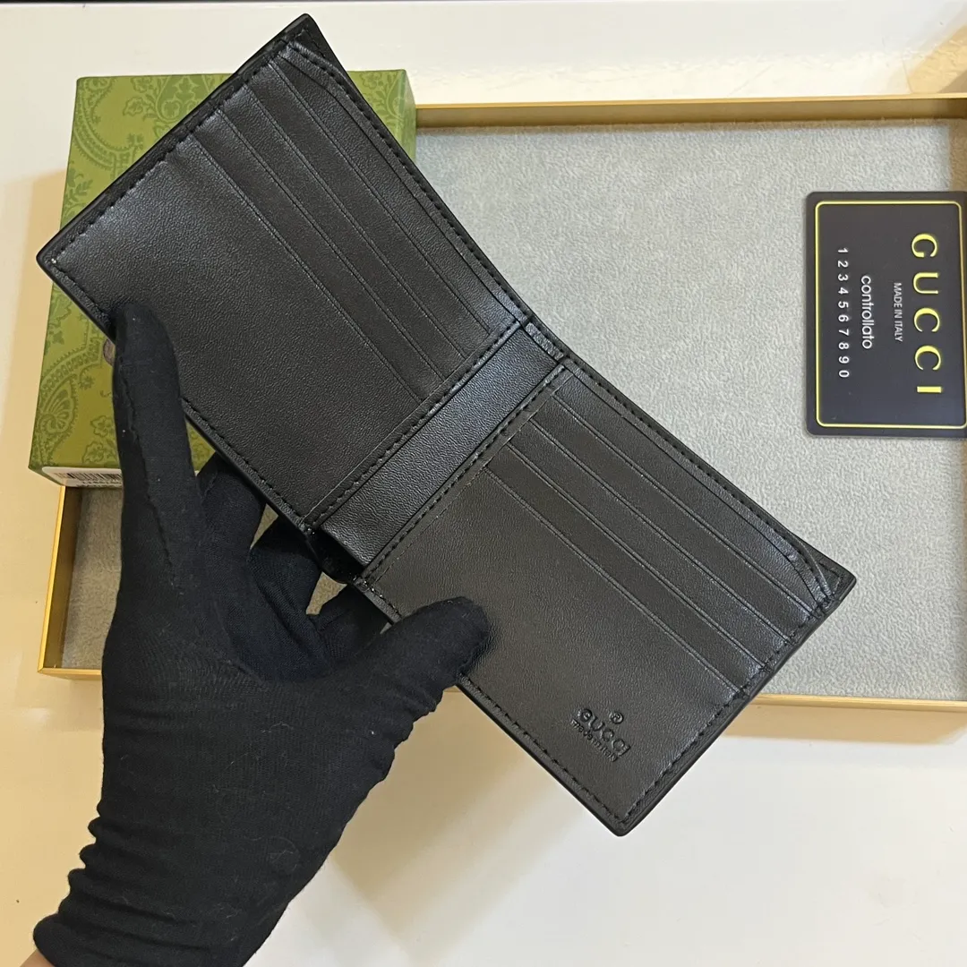 💰120 💎Upgraded original version 🇮🇹 Made with careful combination of the two most recognizable logos of the G family - GG pattern and webbing. This short wallet is made of GG Supreme premium man-made canvas with branded web stripes. Style number: 408827. Size: 11x9cm