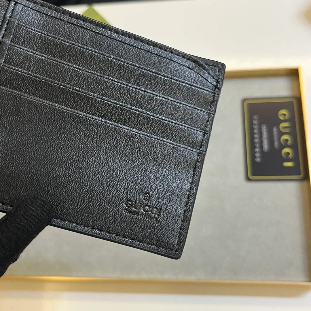 💰120 💎Upgraded original version 🇮🇹 Made with careful combination of the two most recognizable logos of the G family - GG pattern and webbing. This short wallet is made of GG Supreme premium man-made canvas with branded web stripes. Style number: 408827. Size: 11x9cm
