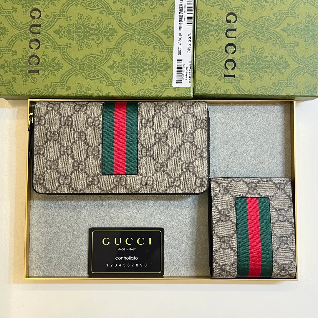 💰120 💎Upgraded original version 🇮🇹 Made with careful combination of the two most recognizable logos of the G family - GG pattern and webbing. This short wallet is made of GG Supreme premium man-made canvas with branded web stripes. Style number: 408827. Size: 11x9cm