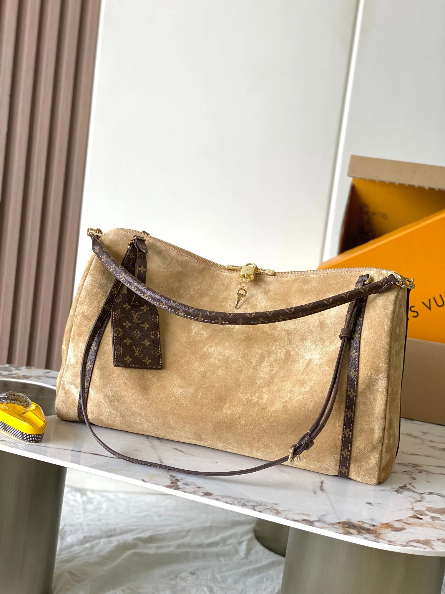 p2100 [Special grade MB original leather] EXPRESS large handbag Model: M26451 apricot 163C chip version Material: A-grade all-steel hardware, imported original cowhide Packaging: full set of original duty-free MB packaging Size: 45*27*20CM