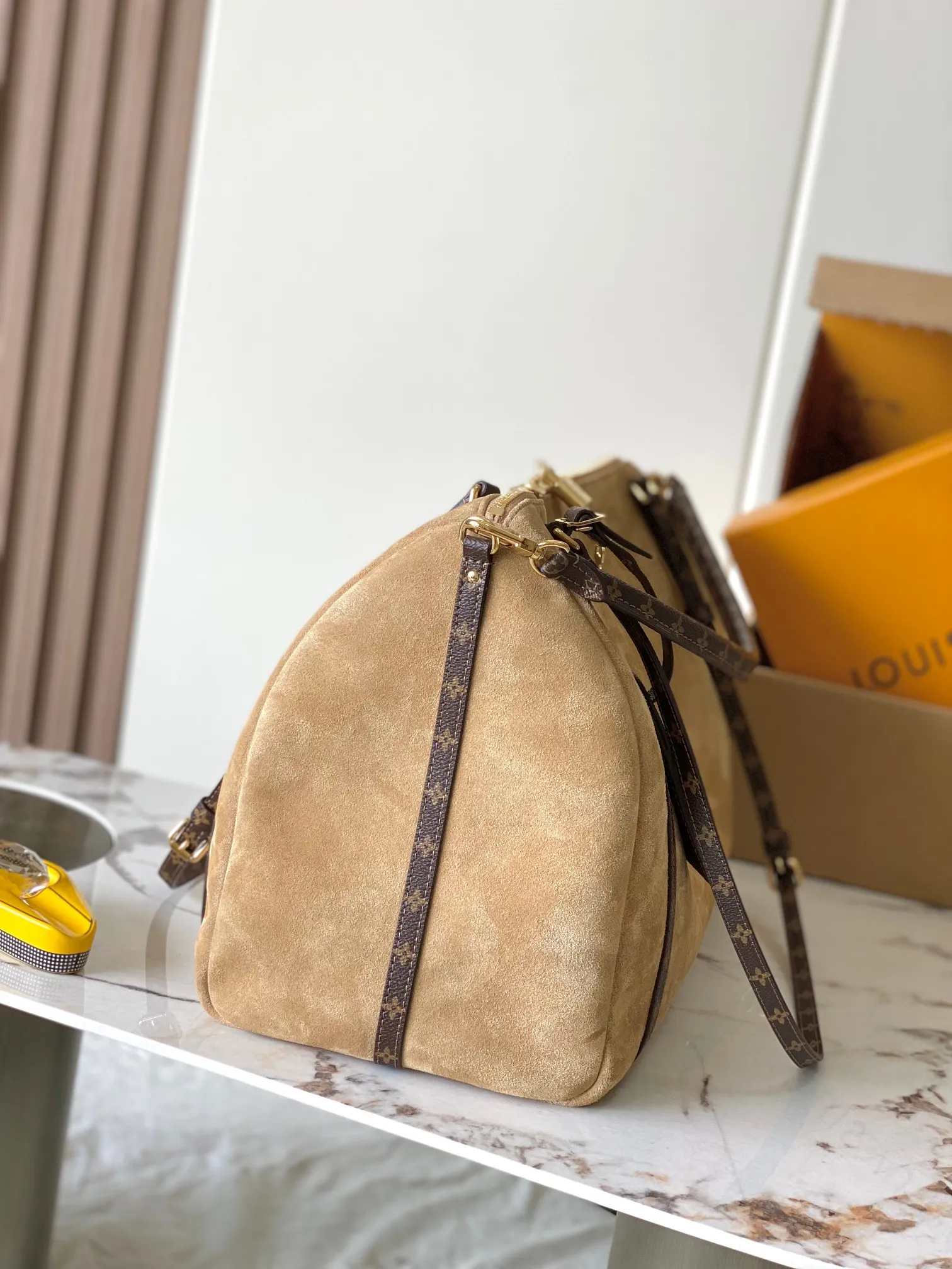 p2100 [Special grade MB original leather] EXPRESS large handbag Model: M26451 apricot 163C chip version Material: A-grade all-steel hardware, imported original cowhide Packaging: full set of original duty-free MB packaging Size: 45*27*20CM