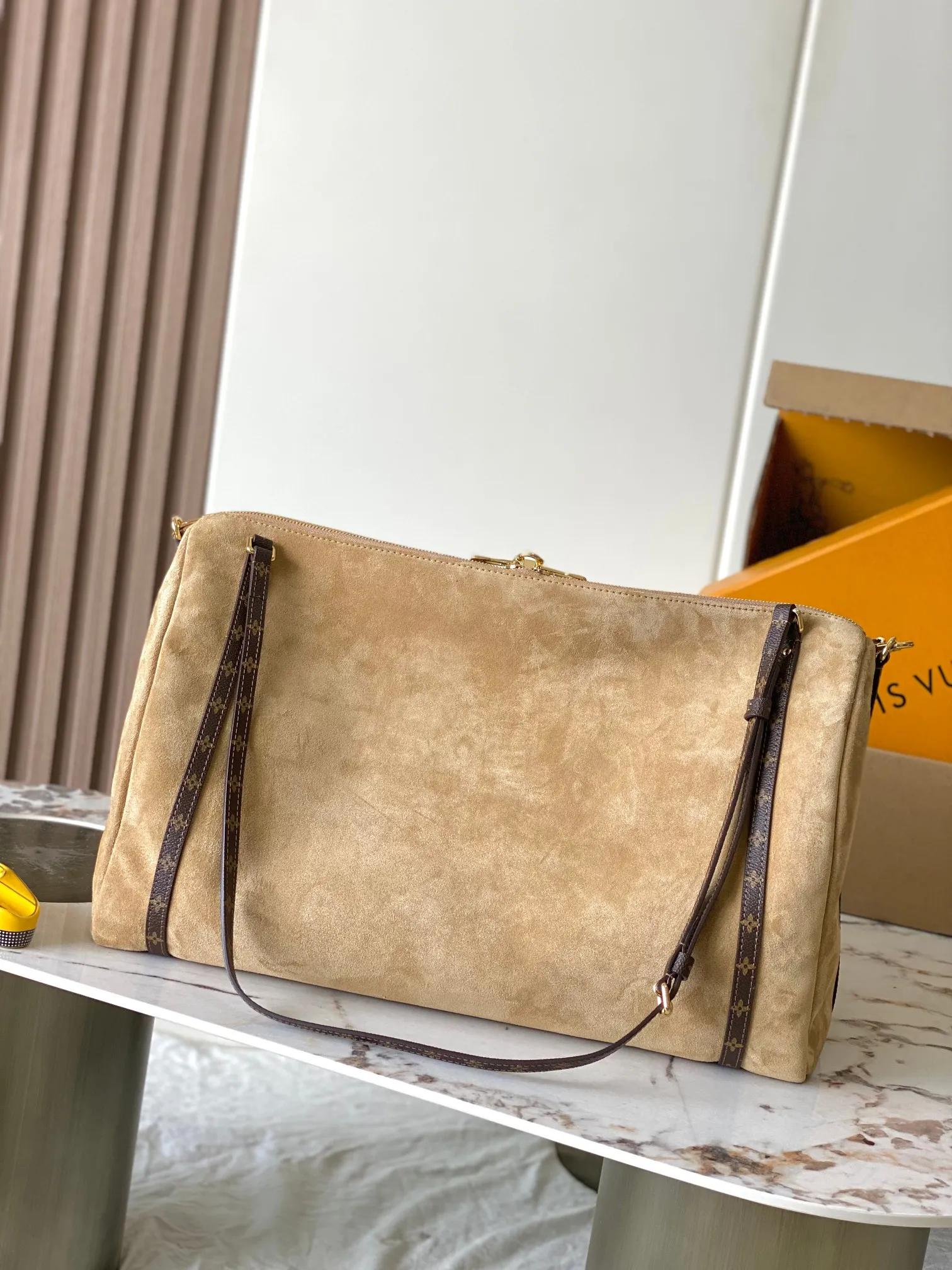 p2100 [Special grade MB original leather] EXPRESS large handbag Model: M26451 apricot 163C chip version Material: A-grade all-steel hardware, imported original cowhide Packaging: full set of original duty-free MB packaging Size: 45*27*20CM