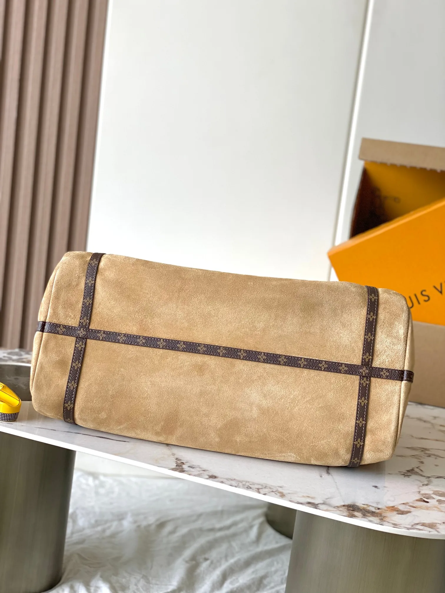 p2100 [Special grade MB original leather] EXPRESS large handbag Model: M26451 apricot 163C chip version Material: A-grade all-steel hardware, imported original cowhide Packaging: full set of original duty-free MB packaging Size: 45*27*20CM