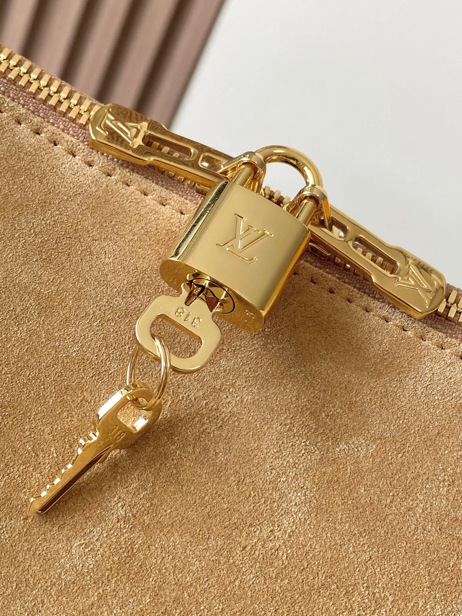 p2100 [Special grade MB original leather] EXPRESS large handbag Model: M26451 apricot 163C chip version Material: A-grade all-steel hardware, imported original cowhide Packaging: full set of original duty-free MB packaging Size: 45*27*20CM