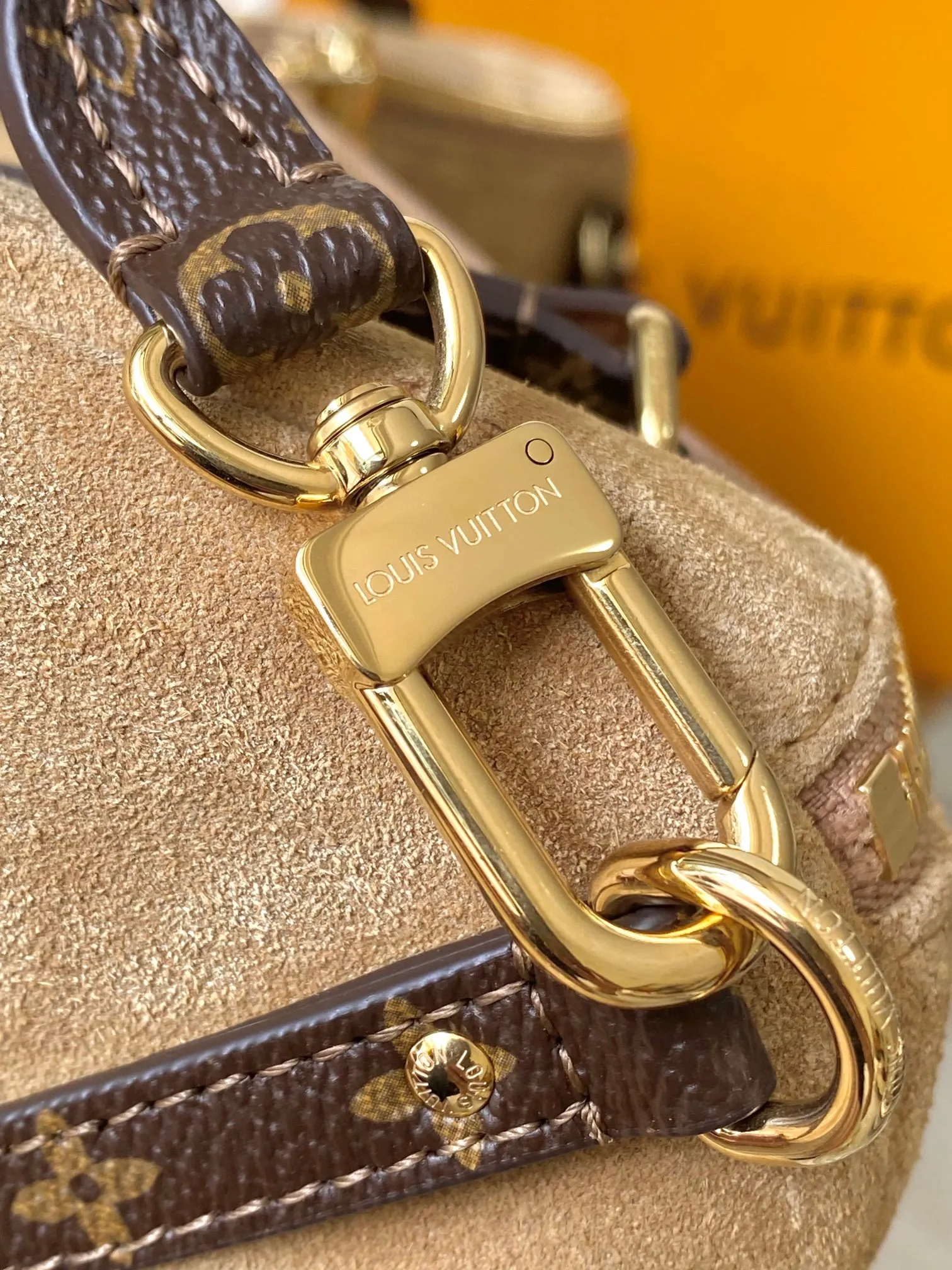 p2100 [Special grade MB original leather] EXPRESS large handbag Model: M26451 apricot 163C chip version Material: A-grade all-steel hardware, imported original cowhide Packaging: full set of original duty-free MB packaging Size: 45*27*20CM